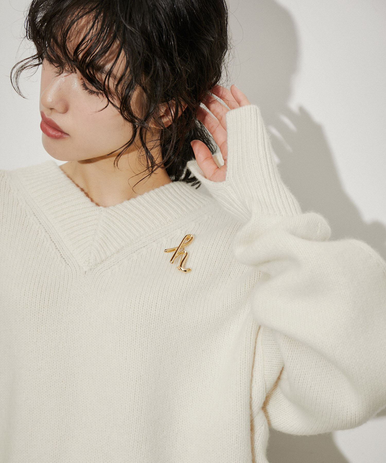 ADAM ET ROPE'「イニシャルブローチ」|ブローチ・コサージュ|ライトグレー(08)