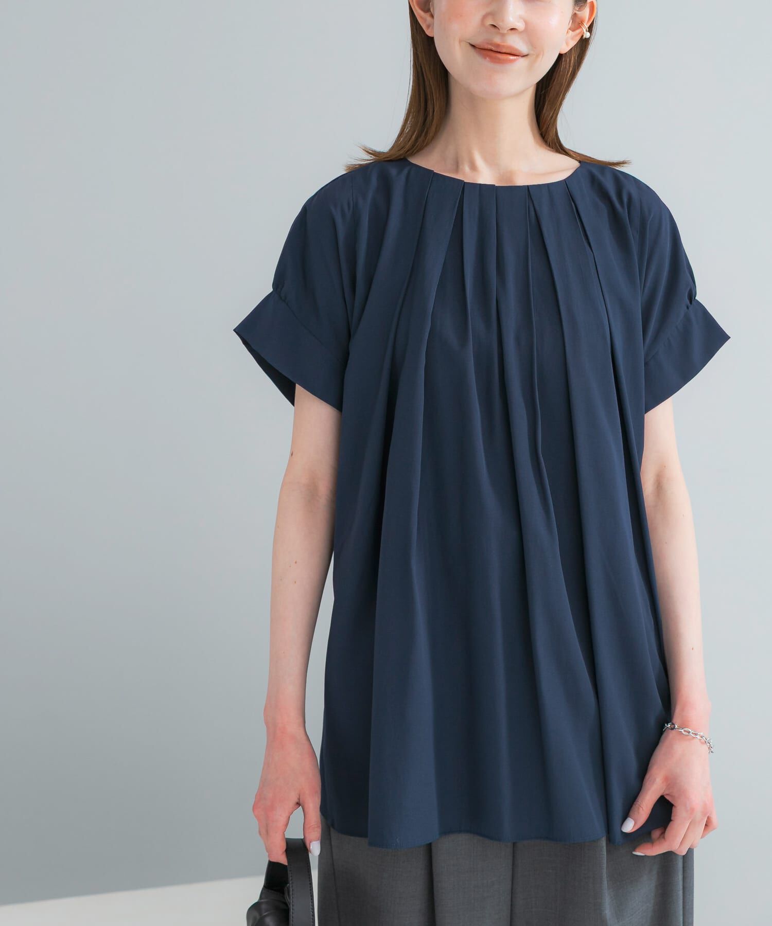 URBAN RESEARCH ROSSO「『一部WEB限定カラー』タックデザインブラウス」|シャツ・ブラウス|ネイビー