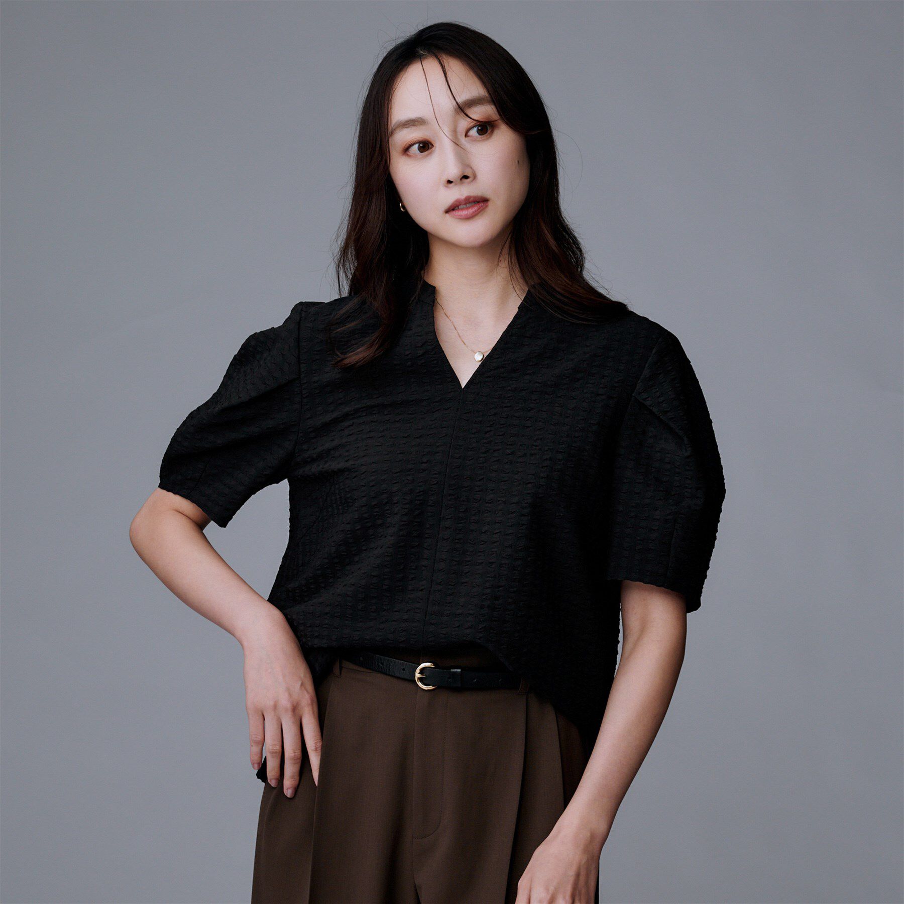 UNTITLED「【吸水速乾/ストレッチ/Vネック】フォルムスリーブ ブラウス」|シャツ・ブラウス|