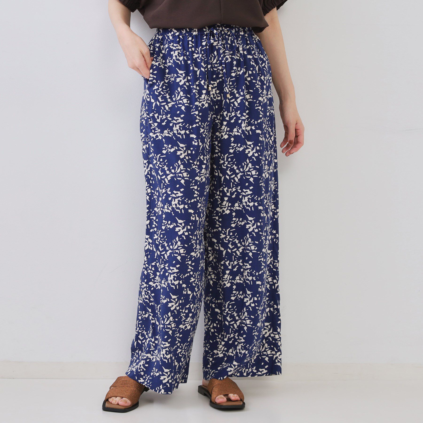 OPAQUE.CLIP「幾何柄プリントイージーワイドパンツ/セットアップ対応【洗える】」|その他|ネイビー(194)