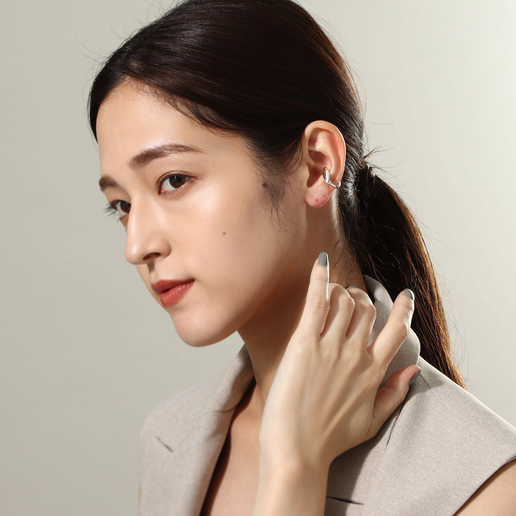 COCOSHNIK ONKITSCH「シルバー オーバルモチーフ スモールイヤーカフ」|イヤーカフ|