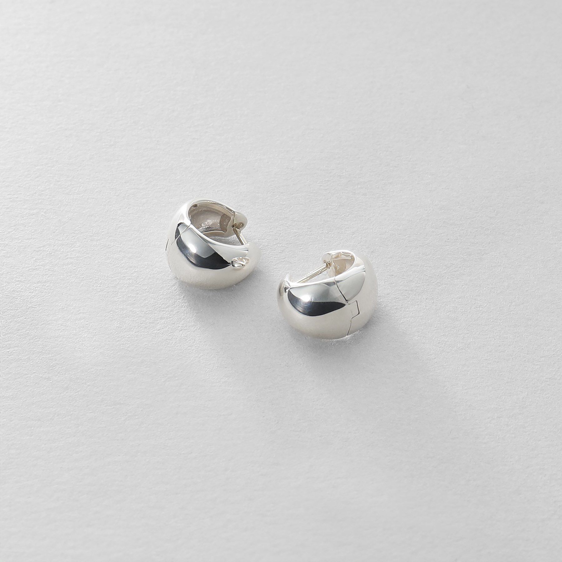 COCOSHNIK ONKITSCH「シルバー ハギーフープ ポインテッドワイドピアス」|ピアス|