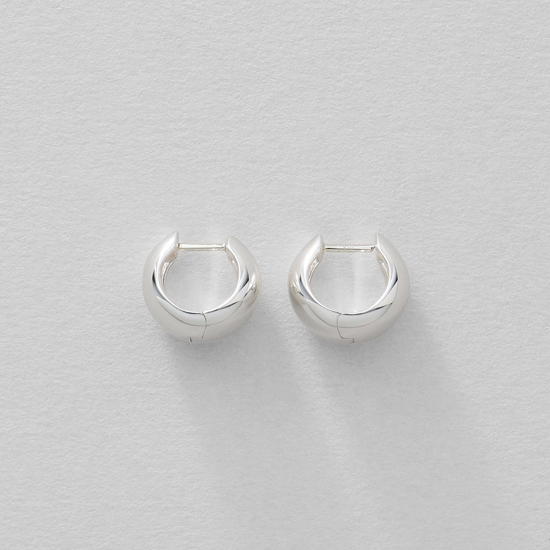 COCOSHNIK ONKITSCH「シルバー ハギーフープ ポインテッドワイドピアス」|ピアス|