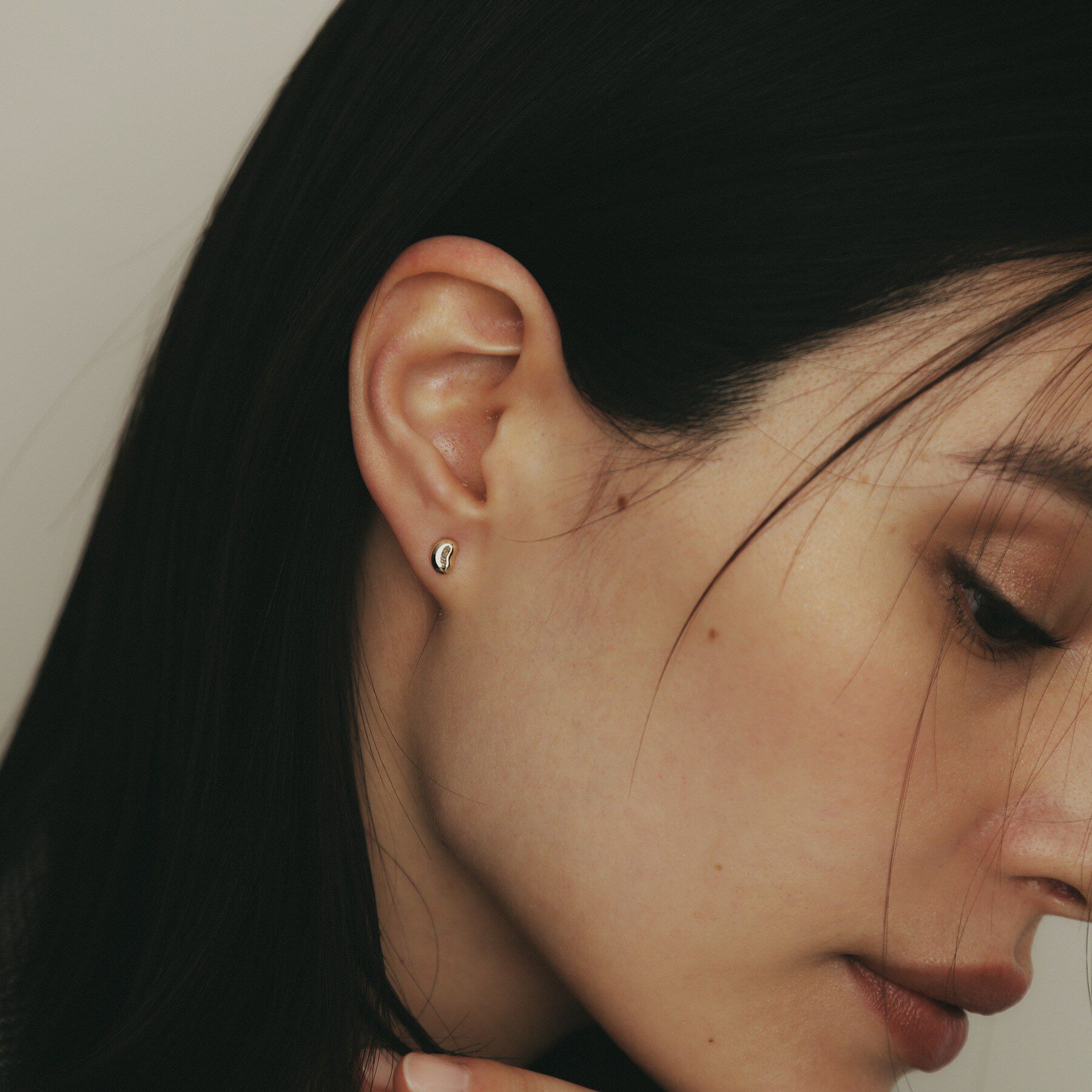 COCOSHNIK「K10【サステナブル】ビーンズシェイプ スタッドピアス」|ピアス|