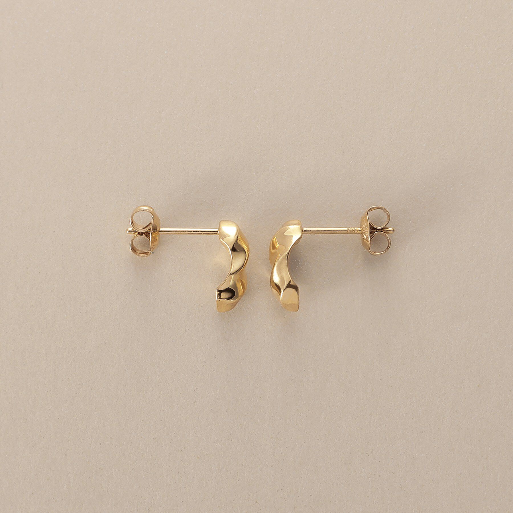 COCOSHNIK「K18【サステナブル】スクリューアーチ スタッドピアス」|ピアス|