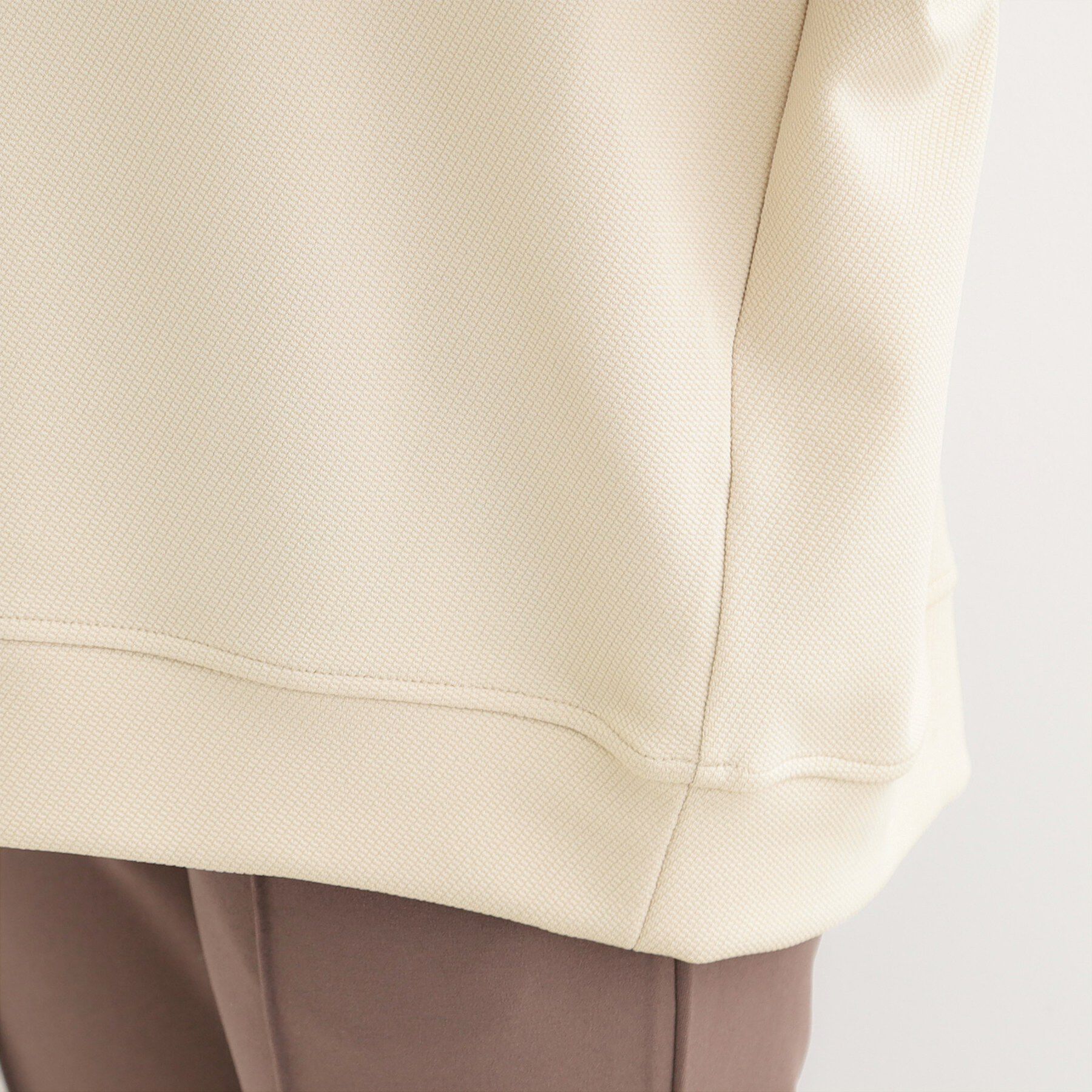 SHOO･LA･RUE「【洗濯機可】インせずすっきり見え　優しい雰囲気のVネックトップス」|Tシャツ・カットソー|