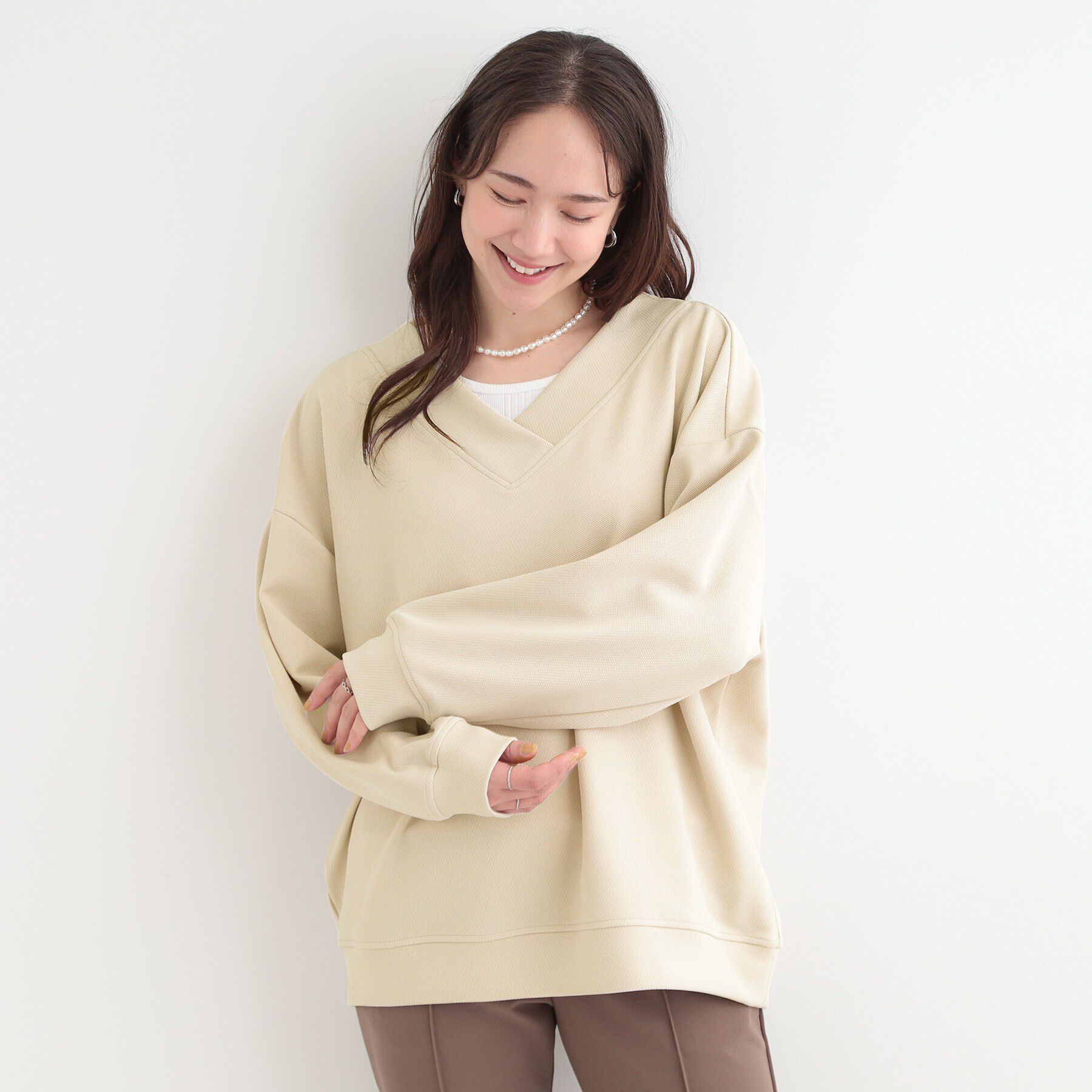 SHOO･LA･RUE「【洗濯機可】インせずすっきり見え　優しい雰囲気のVネックトップス」|Tシャツ・カットソー|