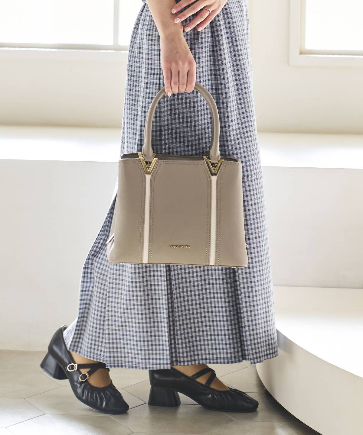 Samantha Vega「Vカットハンドバッグ」|ハンドバッグ|グレージュ