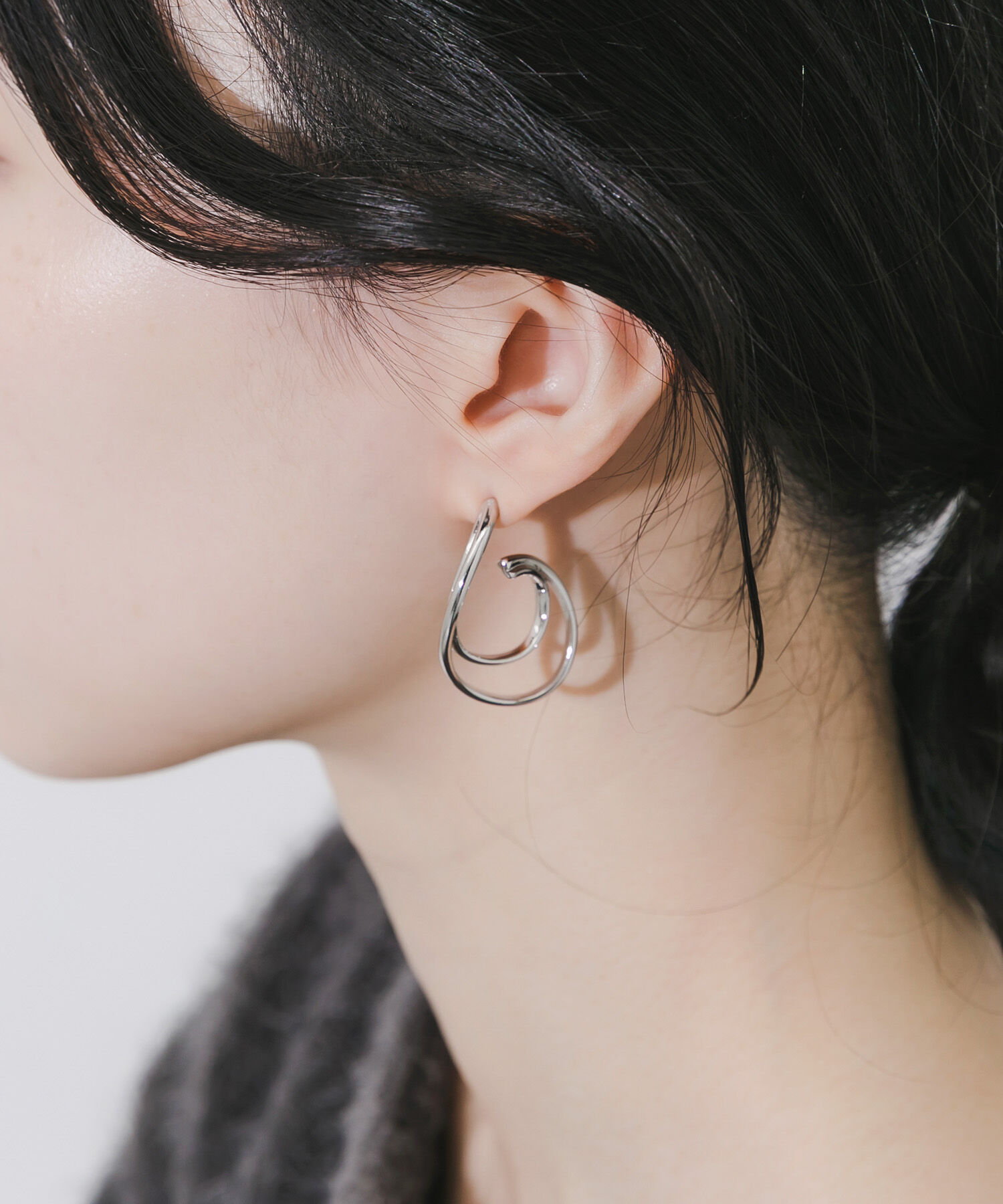 SMELLY「ニュアンスメタルレイヤードフープピアス」|ピアス|