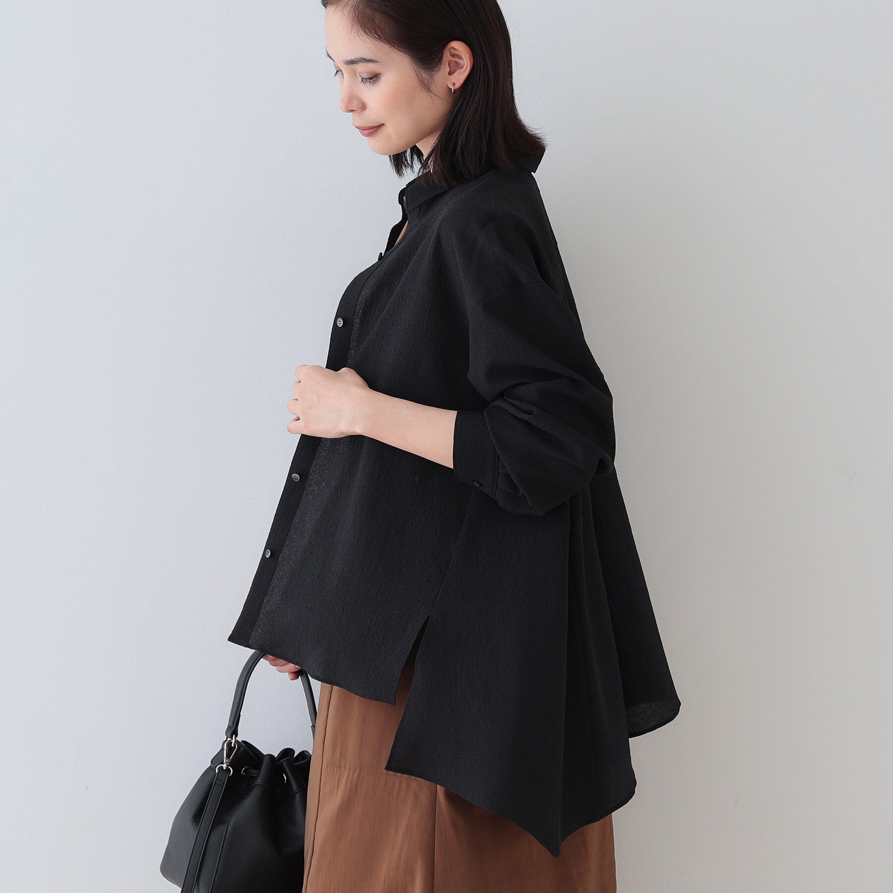 INDIVI「【洗える／凹凸素材】ハンカチーフヘム エアリーブラウス」|シャツ・ブラウス|ブラック(019)