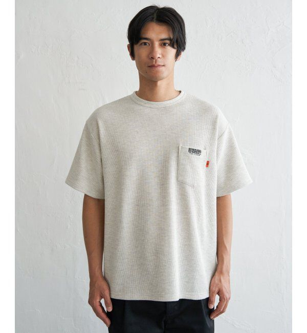 ikka「UNIVERSAL OVERALL ユニバーサルオーバーオール DAILYワンポイント刺繍Tシャツ」|Tシャツ・カットソー|
