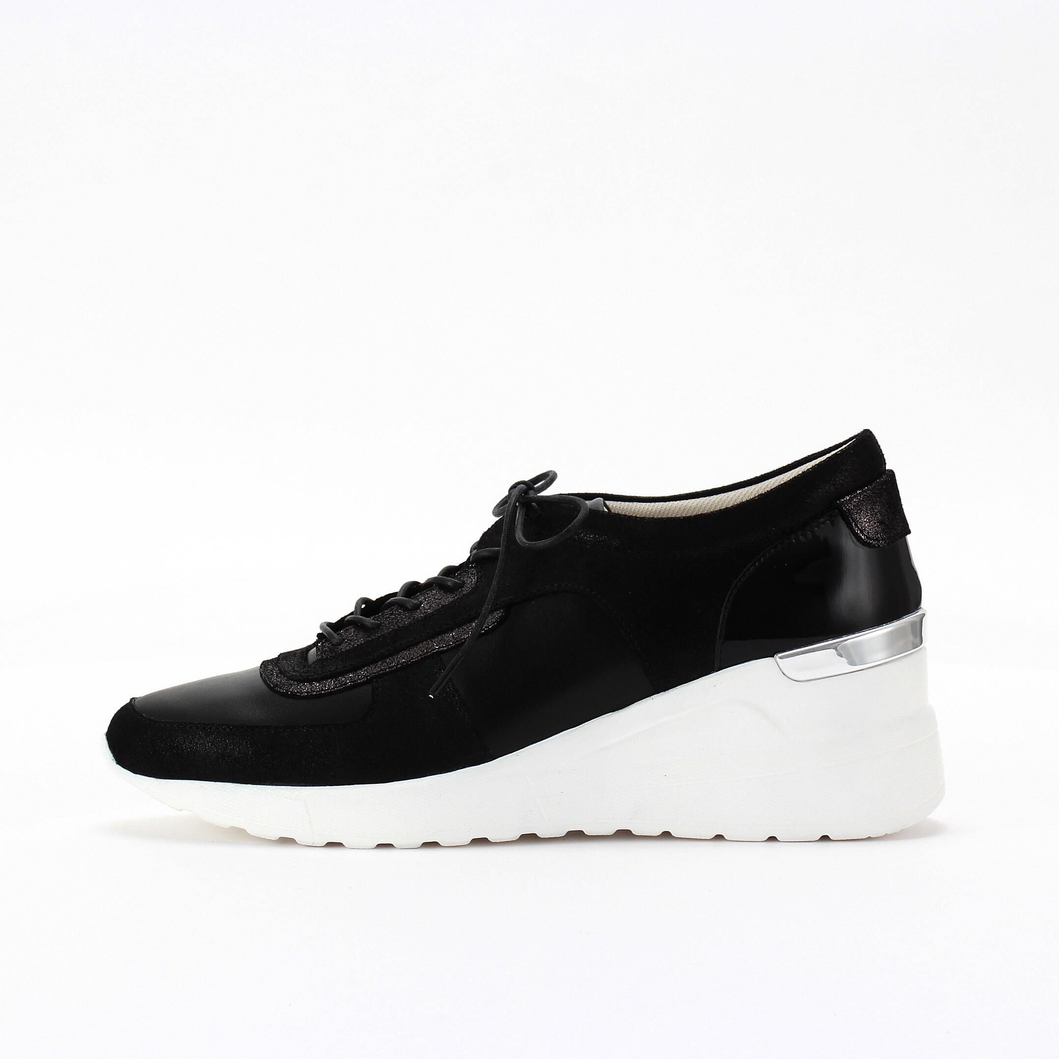 銀座かねまつ「UE260146MET4CBBLKETN 【本革】【防水】アクアベルヒールアップスニーカー」|スニーカー|