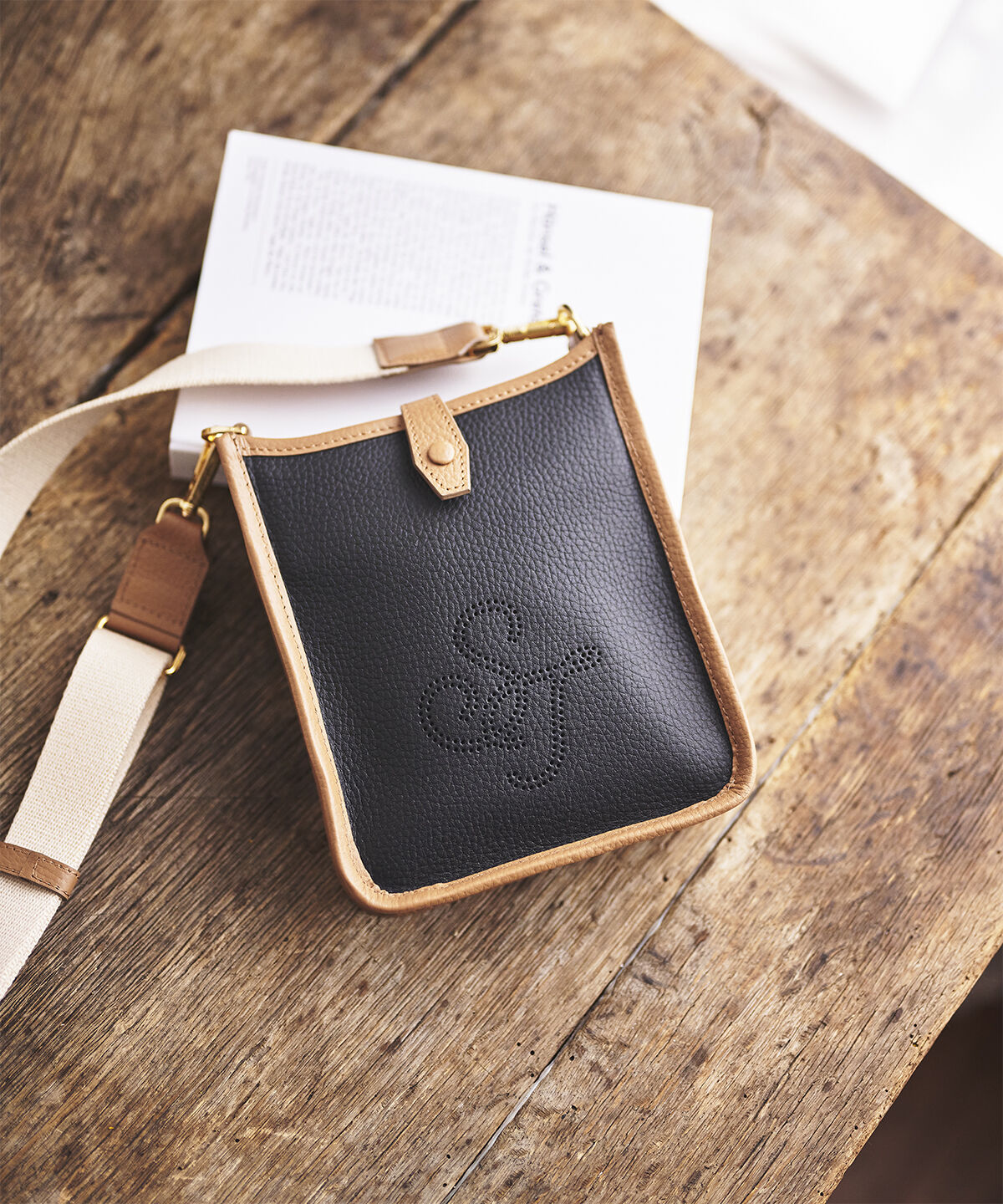 Samantha Thavasa「パンチングデザイン スクエアショルダーバッグ」|ショルダー・メッセンジャー|