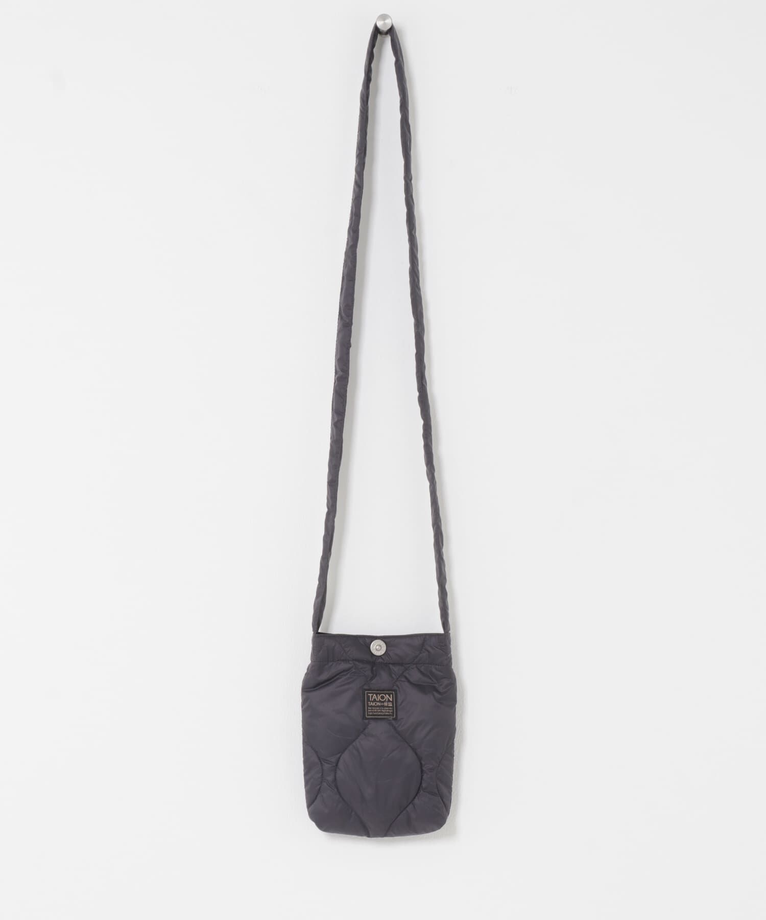 SENSE OF PLACE by URBAN RESEARCH「TAION　ミリタリークロスボディダウンバッグS」|ショルダー・メッセンジャー|チャコールグレー