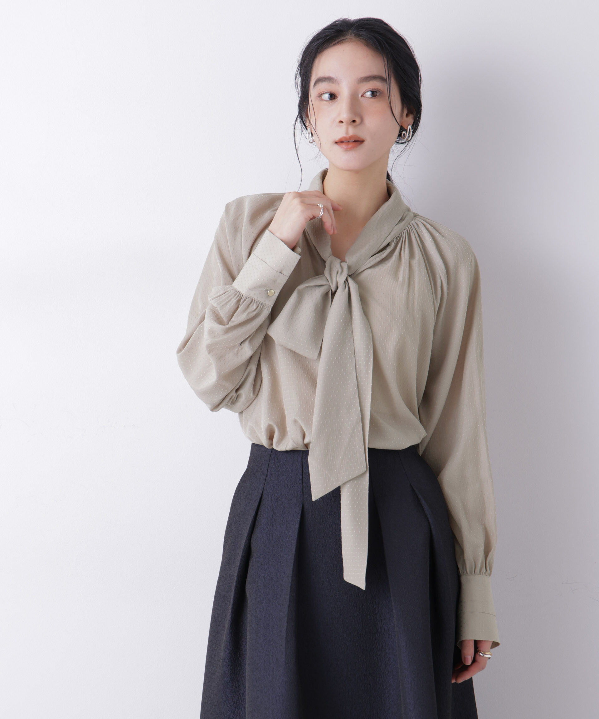 nano･universe「ドビードットリボンタイブラウス」|シャツ・ブラウス|グレージュ3