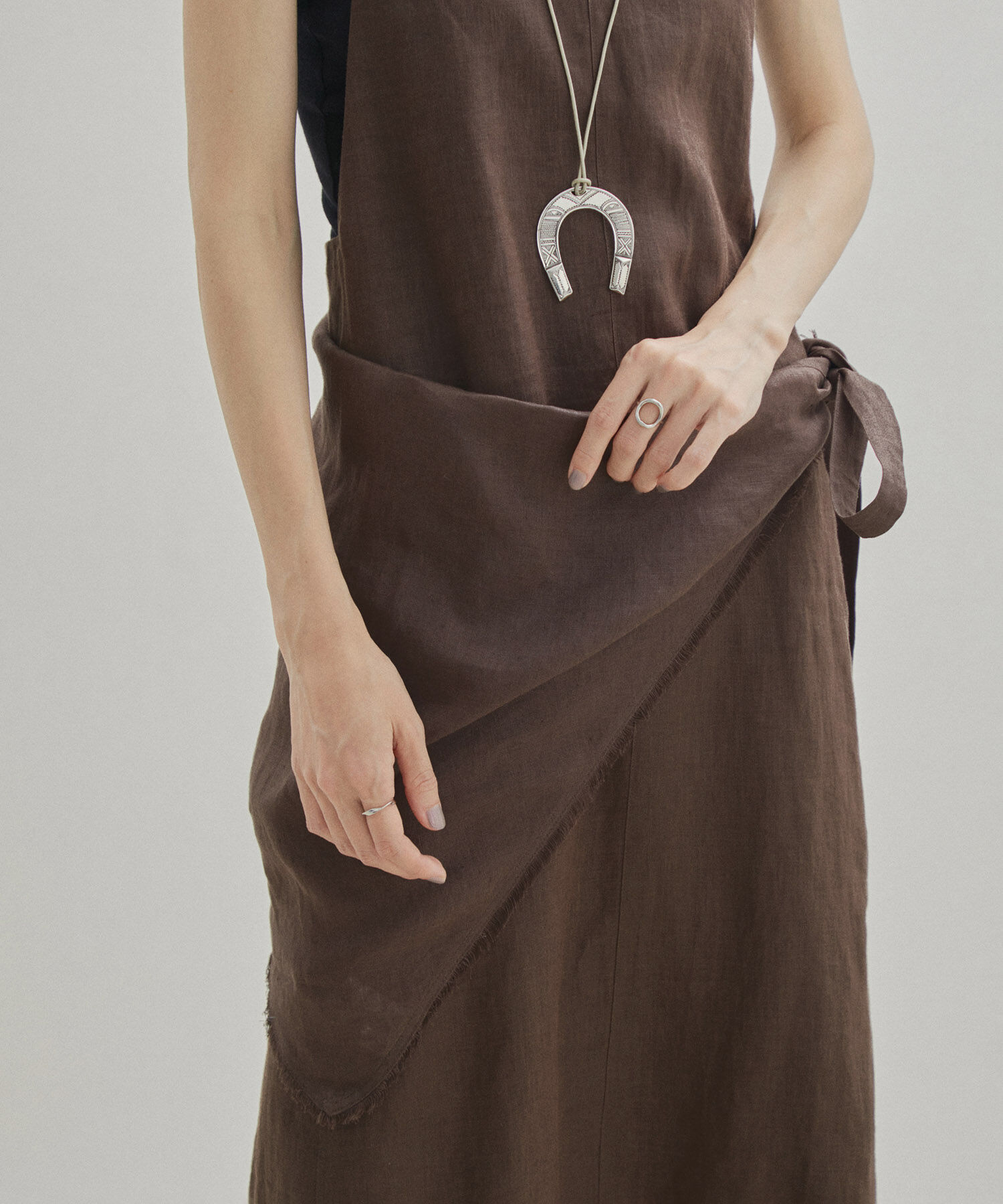 SALON adam et rope'「【洗える】ノルマンディリネンマルチウェイカーチフ/麻」|ストール|ダークブラウン(20)