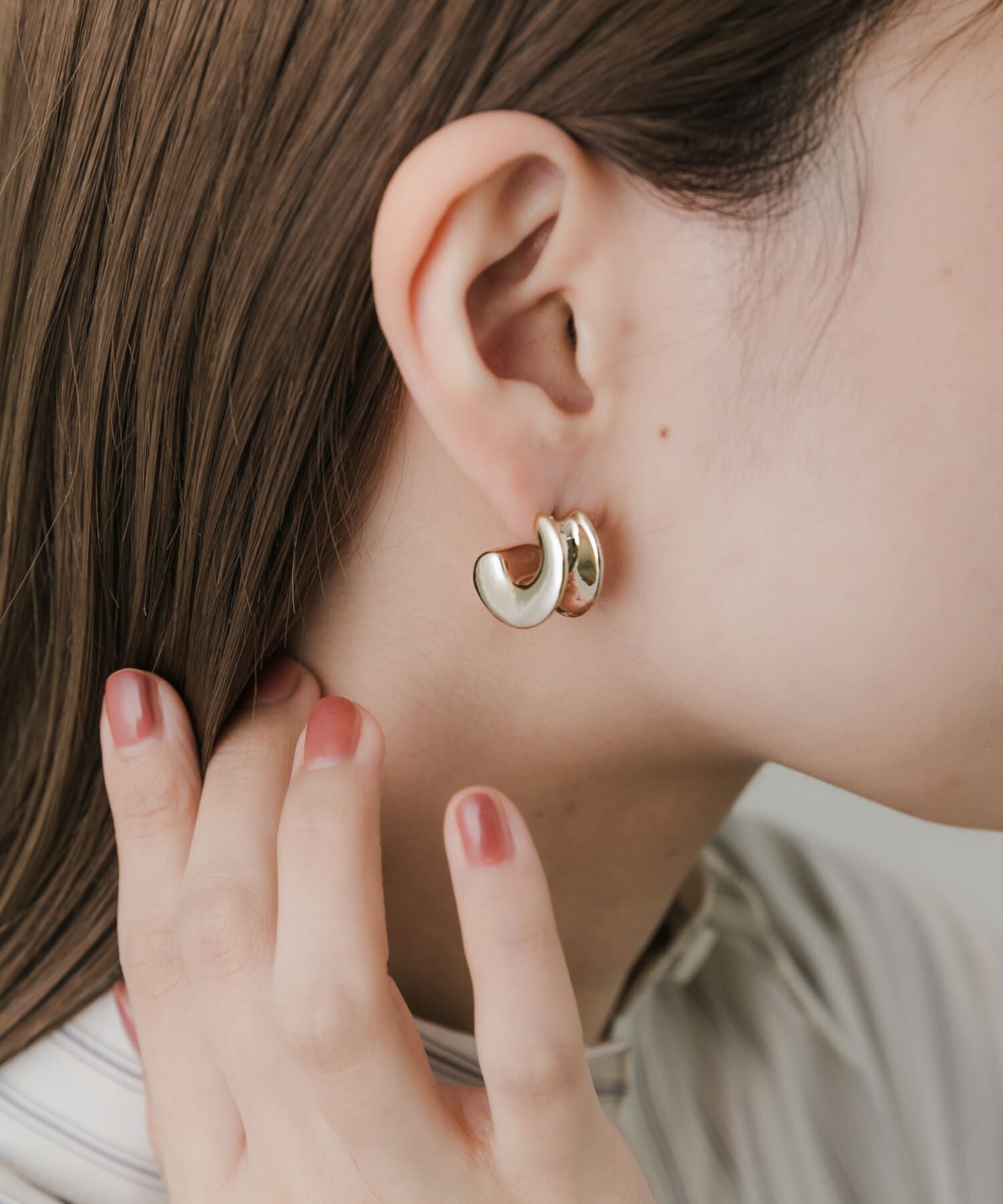 SMELLY「ニュアンスカーブワイドピアス」|ピアス|ゴールド