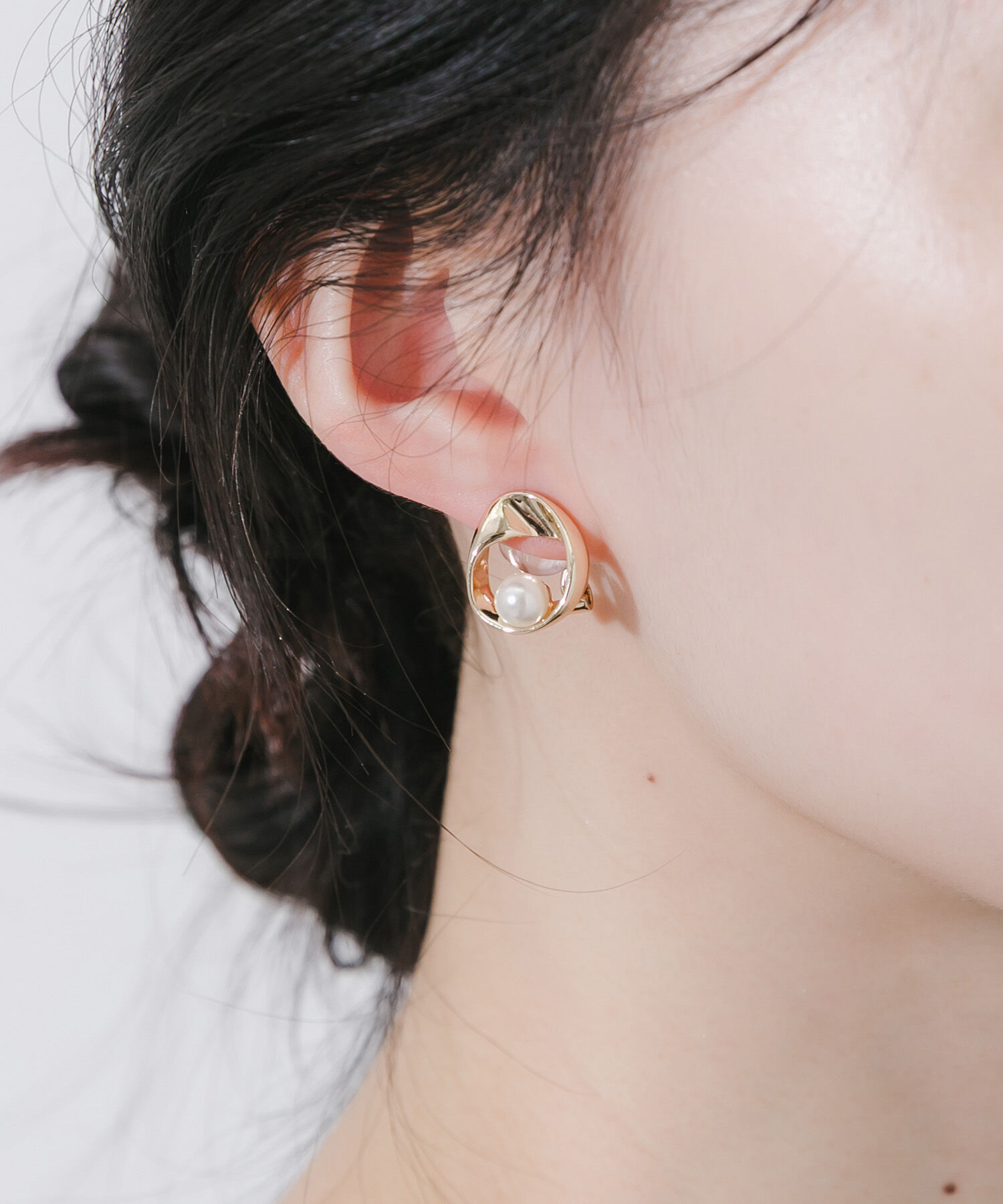 SMELLY「メタルラウンドパールイヤリング」|イヤリング|