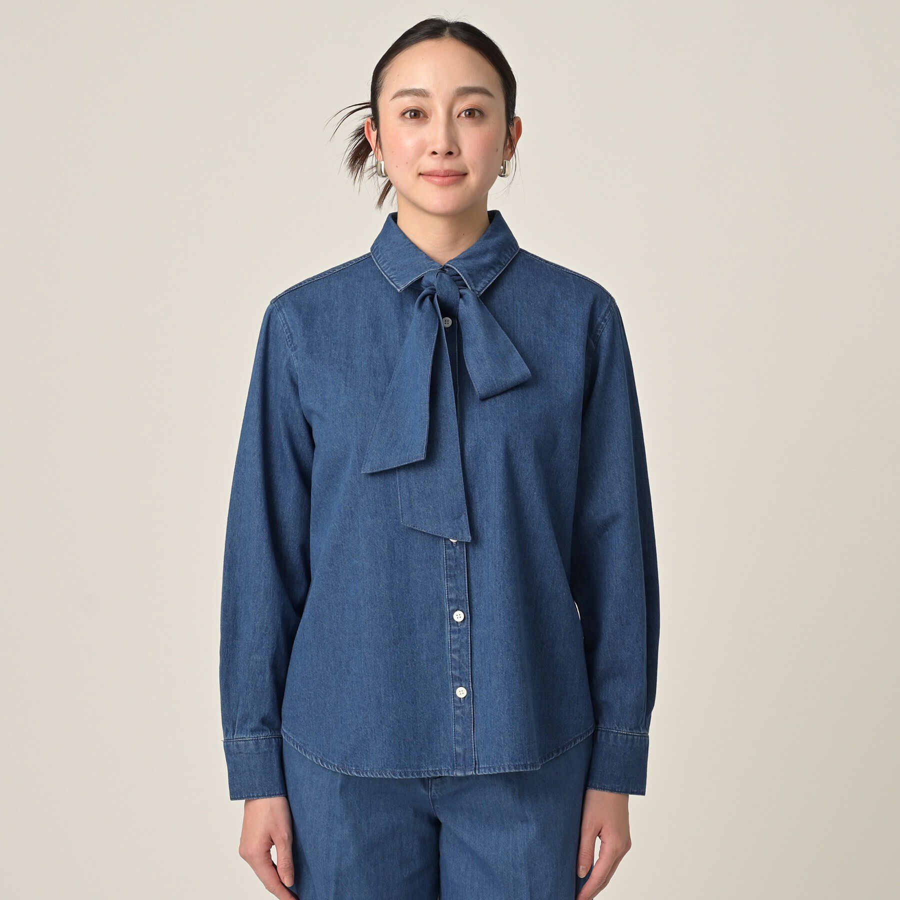 UNTITLED「【セットアップ可/ボウタイ】ライトウェイトデニムブラウス」|シャツ・ブラウス|