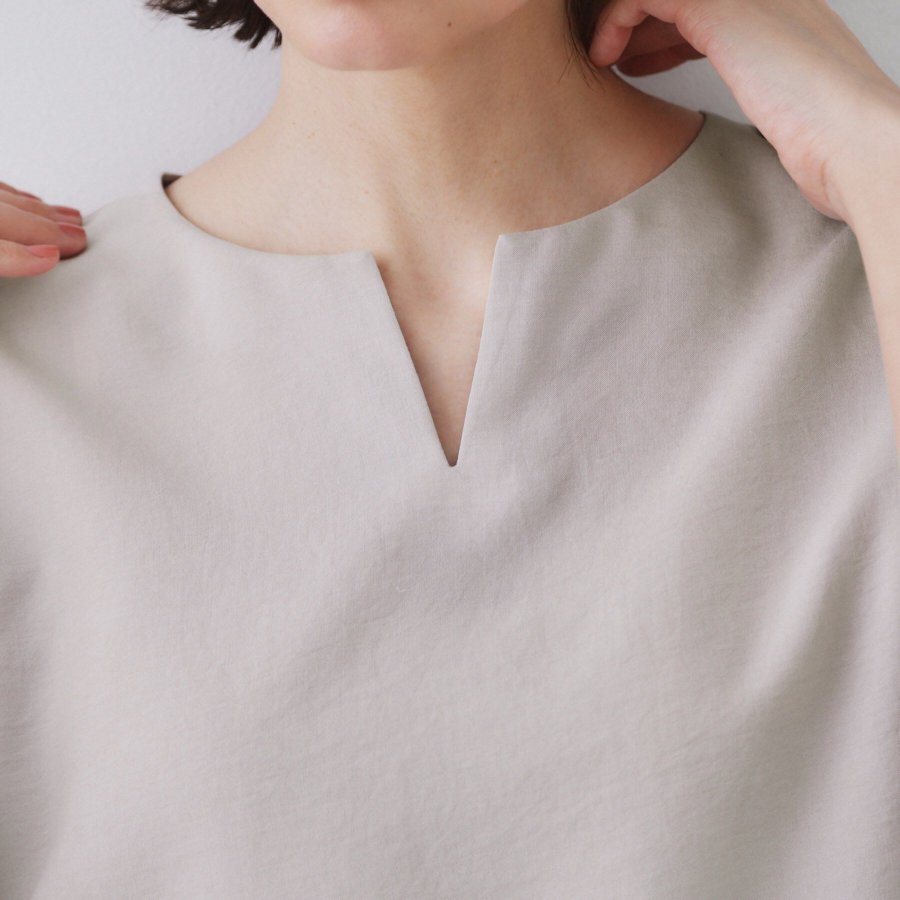 OPAQUE.CLIP「リネンライクキーネックタックスリーブブラウス【洗濯機洗い可/吸水速乾/接触冷感】」|シャツ・ブラウス|