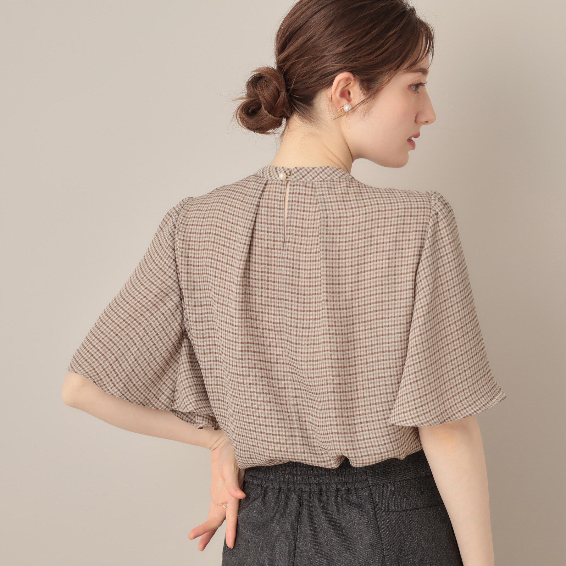 Couture broach「【着映え・5分袖・通勤】パール調タイチェックプリントブラウス」|シャツ・ブラウス|