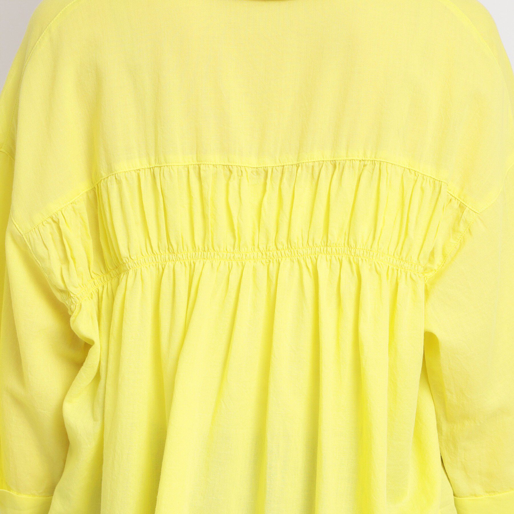 THE SHOP TK「ポジティブカラーが映える　バイオウォッシュバックギャザーシャツ」|シャツ・ブラウス|