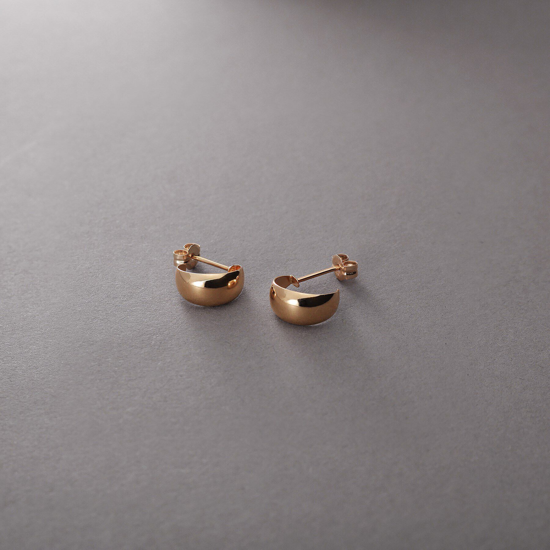 COCOSHNIK ONKITSCH「K10ドームフープピアス」|ピアス|イエローゴールド(1