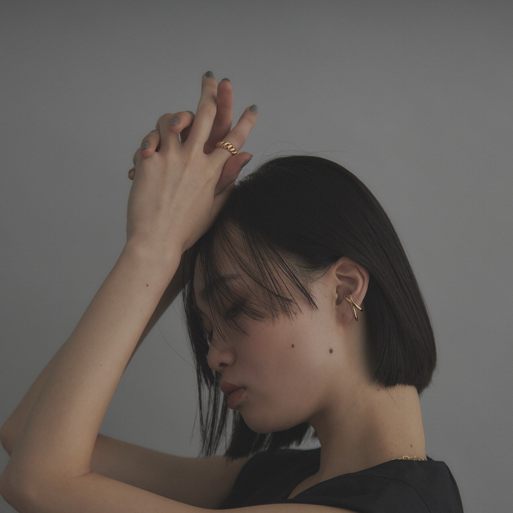 COCOSHNIK ONKITSCH「シルバー アシンメクロスイヤーカフ GP」|イヤーカフ|