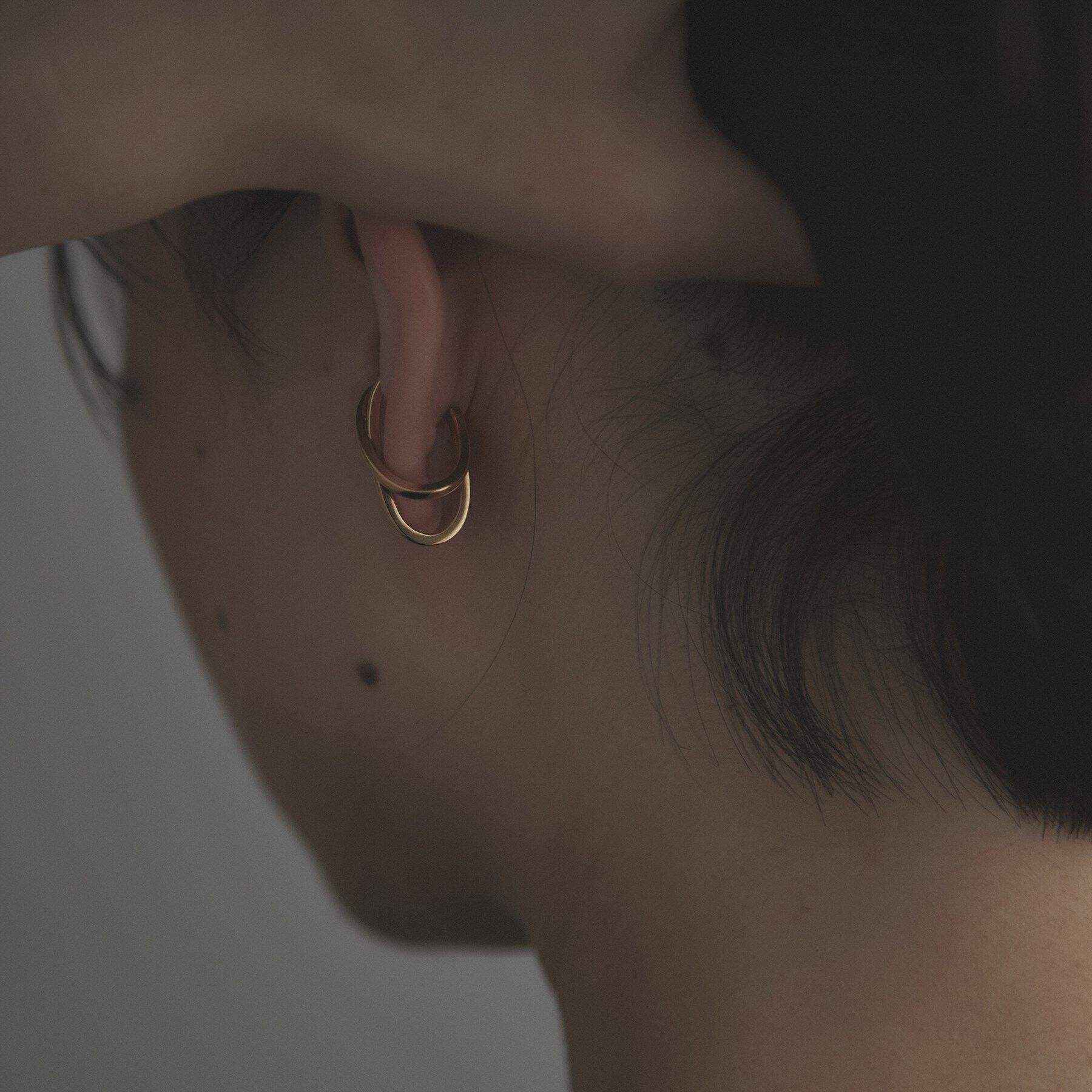 COCOSHNIK ONKITSCH「シルバー アシンメクロスイヤーカフ GP」|イヤーカフ|