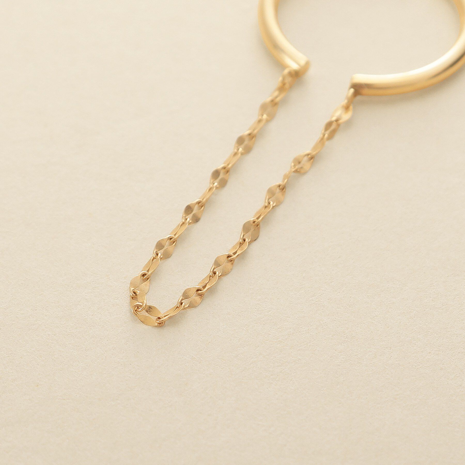 COCOSHNIK ONKITSCH「K10ペタルチェーン ドレープイヤーカフ」|イヤーカフ|