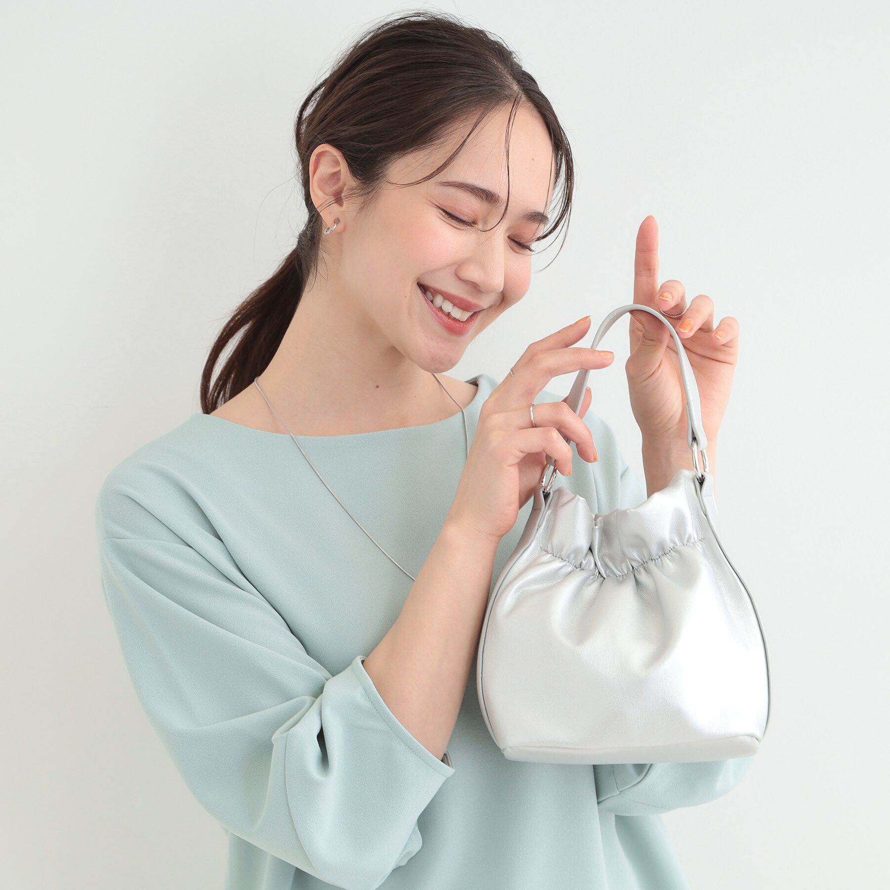 SHOO･LA･RUE「口元ギャザーミニショルダーバッグ」|ショルダー・メッセンジャー|シルバー(006)