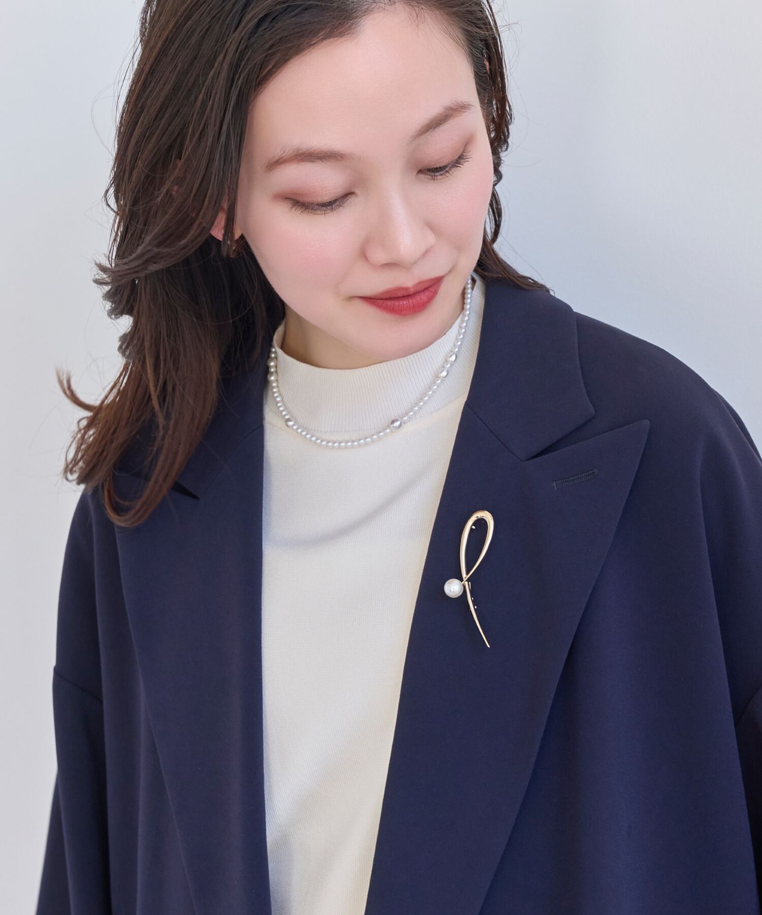 Phoebe「スタイリッシュクロスカーブパールブローチ　ゴールド」|ブローチ・コサージュ|