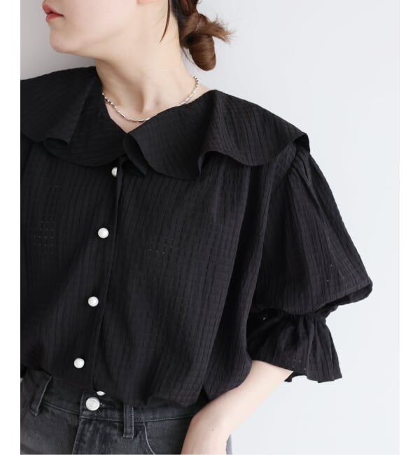 IENA「《予約》BLACK 襟フリルブラウス」|シャツ・ブラウス|