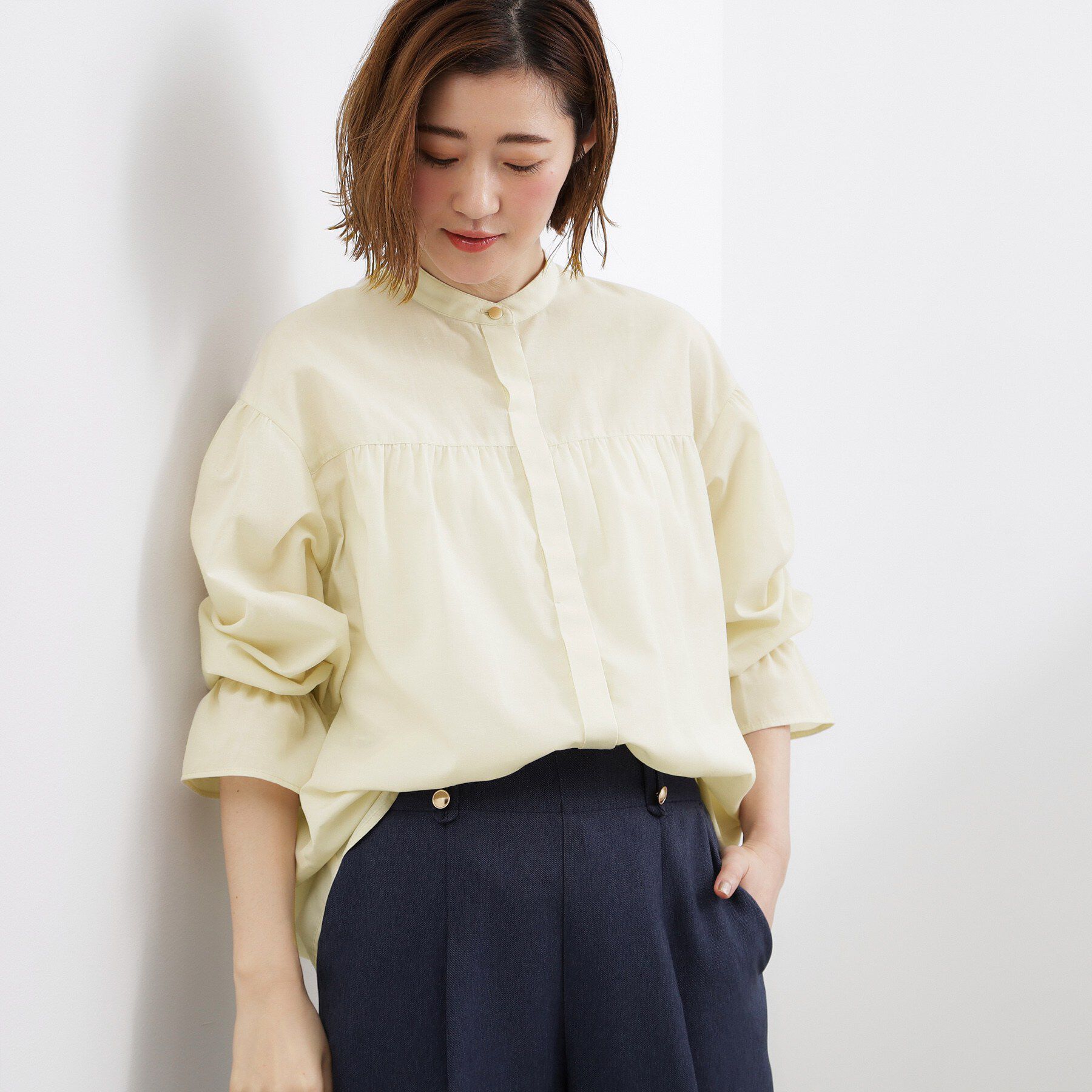 grove「【貴島明日香さん着用／イージーケア／接触冷感】麻ブレンドスタンドギャザーシャツ」|シャツ・ブラウス|アイボリー(004)