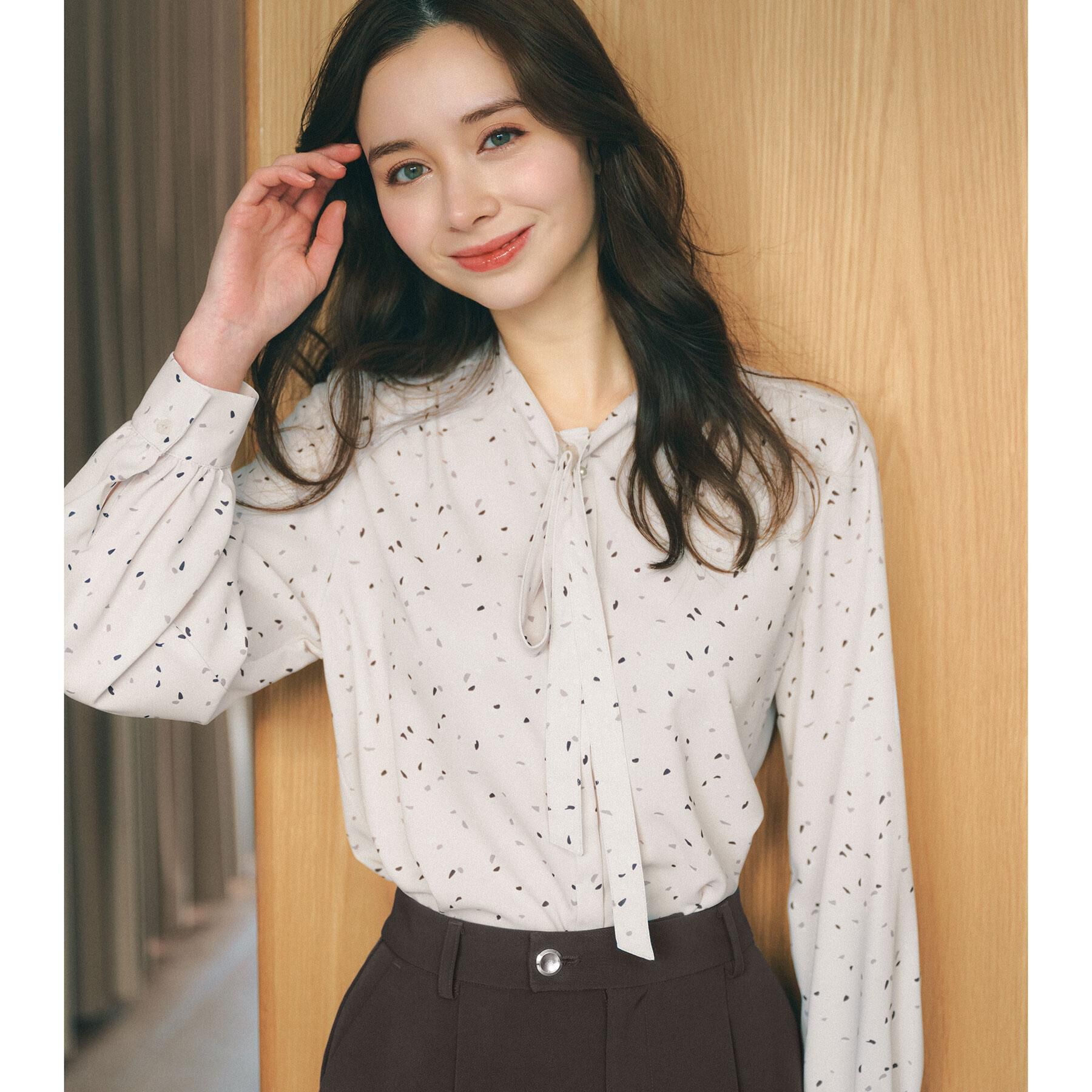 index「フェイクパールピンボウタイブラウス【洗濯機OK/イージーアイロン/ストレッチ】《XS-LL》」|シャツ・ブラウス|