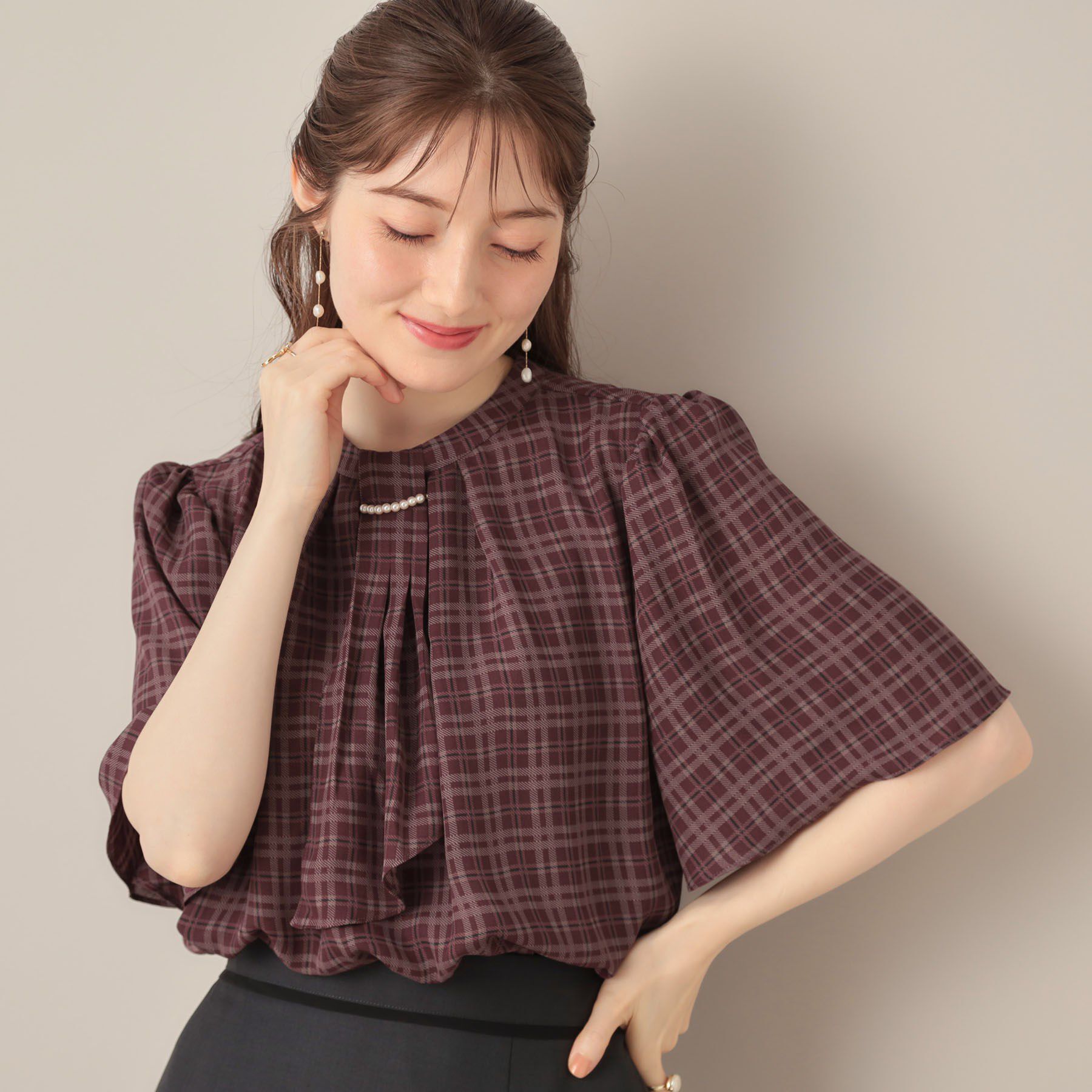 Couture broach「【着映え・5分袖・通勤】パール調タイチェックプリントブラウス」|シャツ・ブラウス|