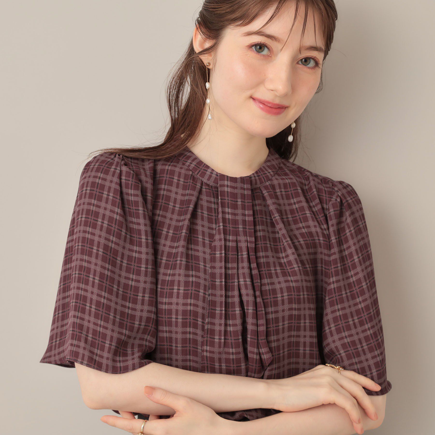 Couture broach「【着映え・5分袖・通勤】パール調タイチェックプリントブラウス」|シャツ・ブラウス|