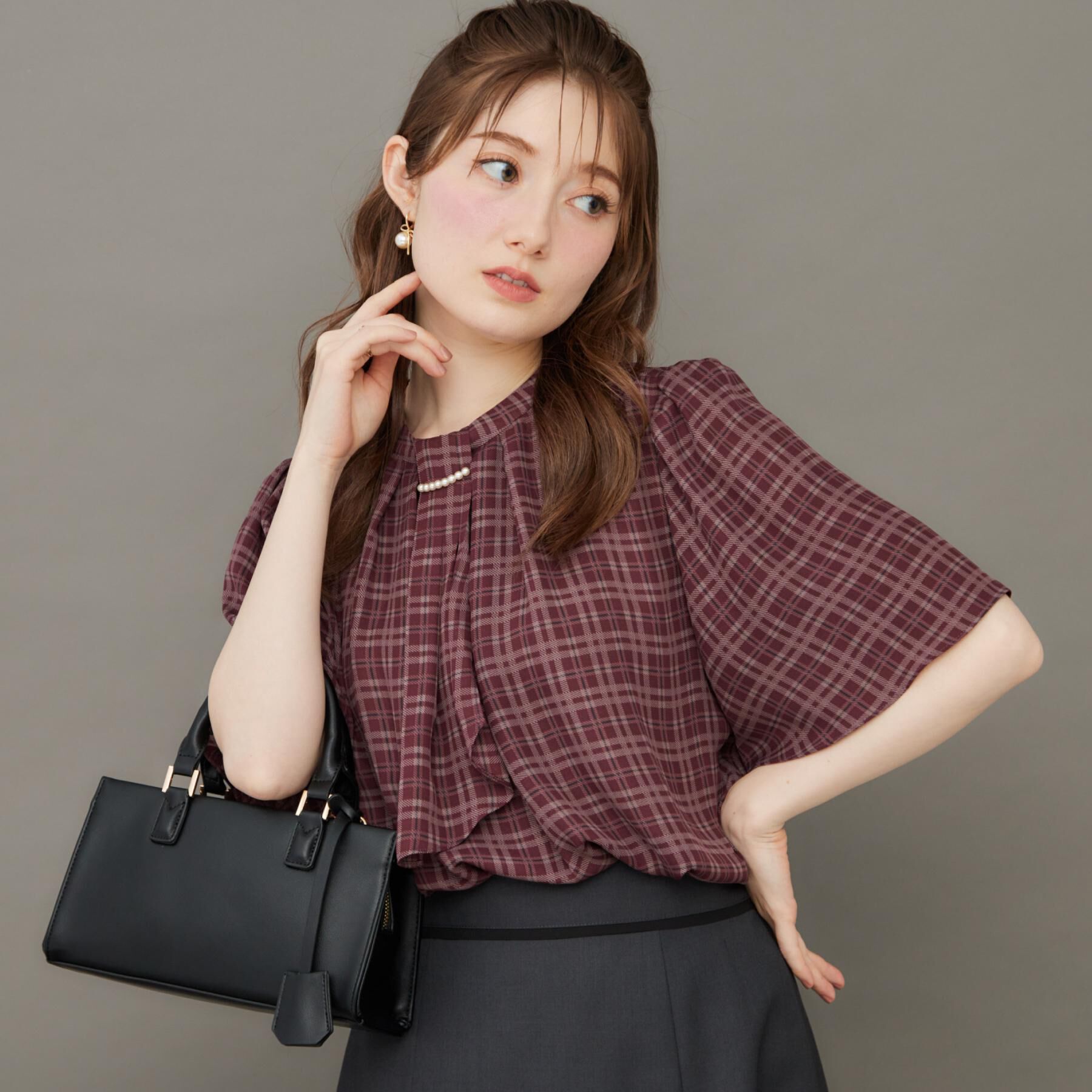 Couture broach「【着映え・5分袖・通勤】パール調タイチェックプリントブラウス」|シャツ・ブラウス|