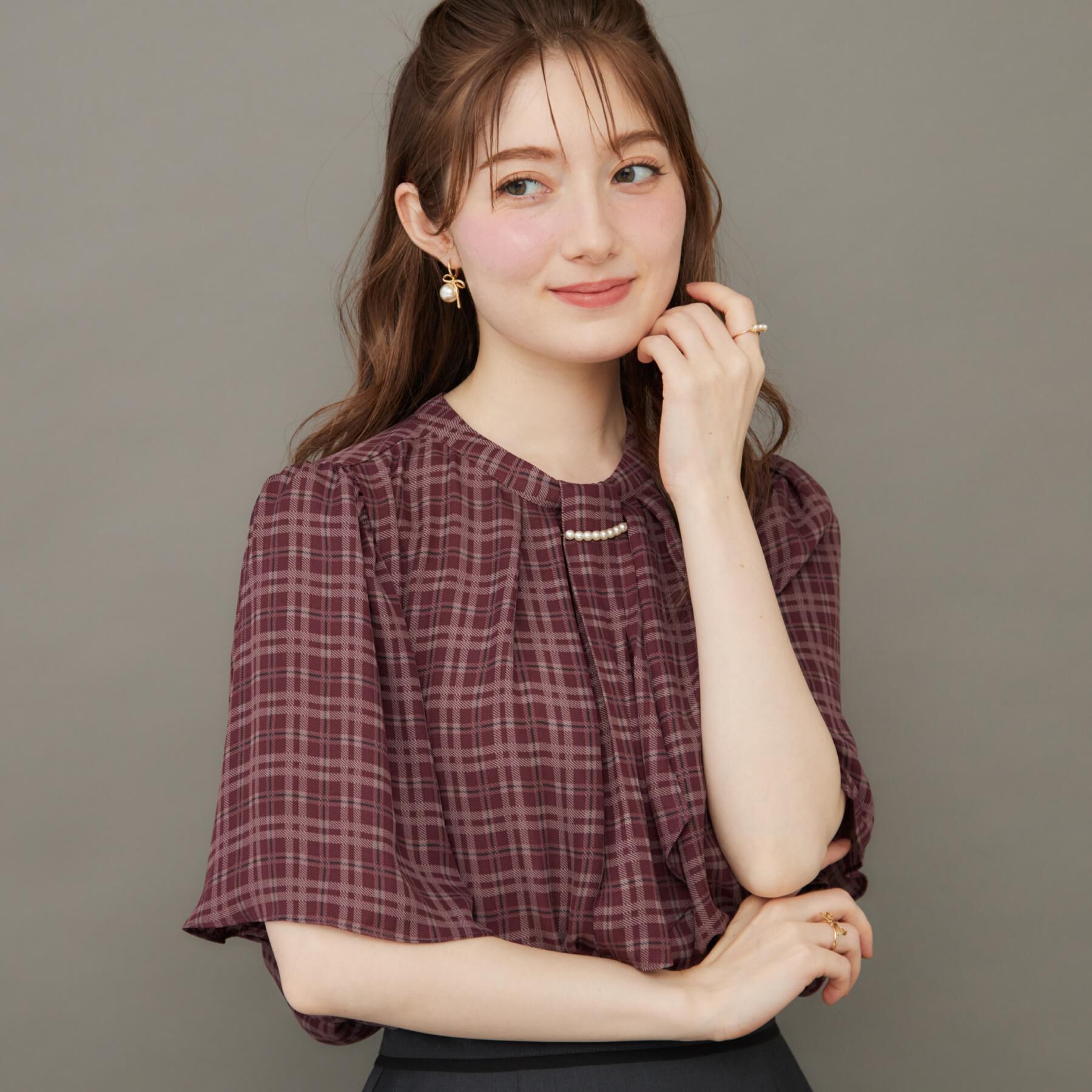 Couture broach「【着映え・5分袖・通勤】パール調タイチェックプリントブラウス」|シャツ・ブラウス|