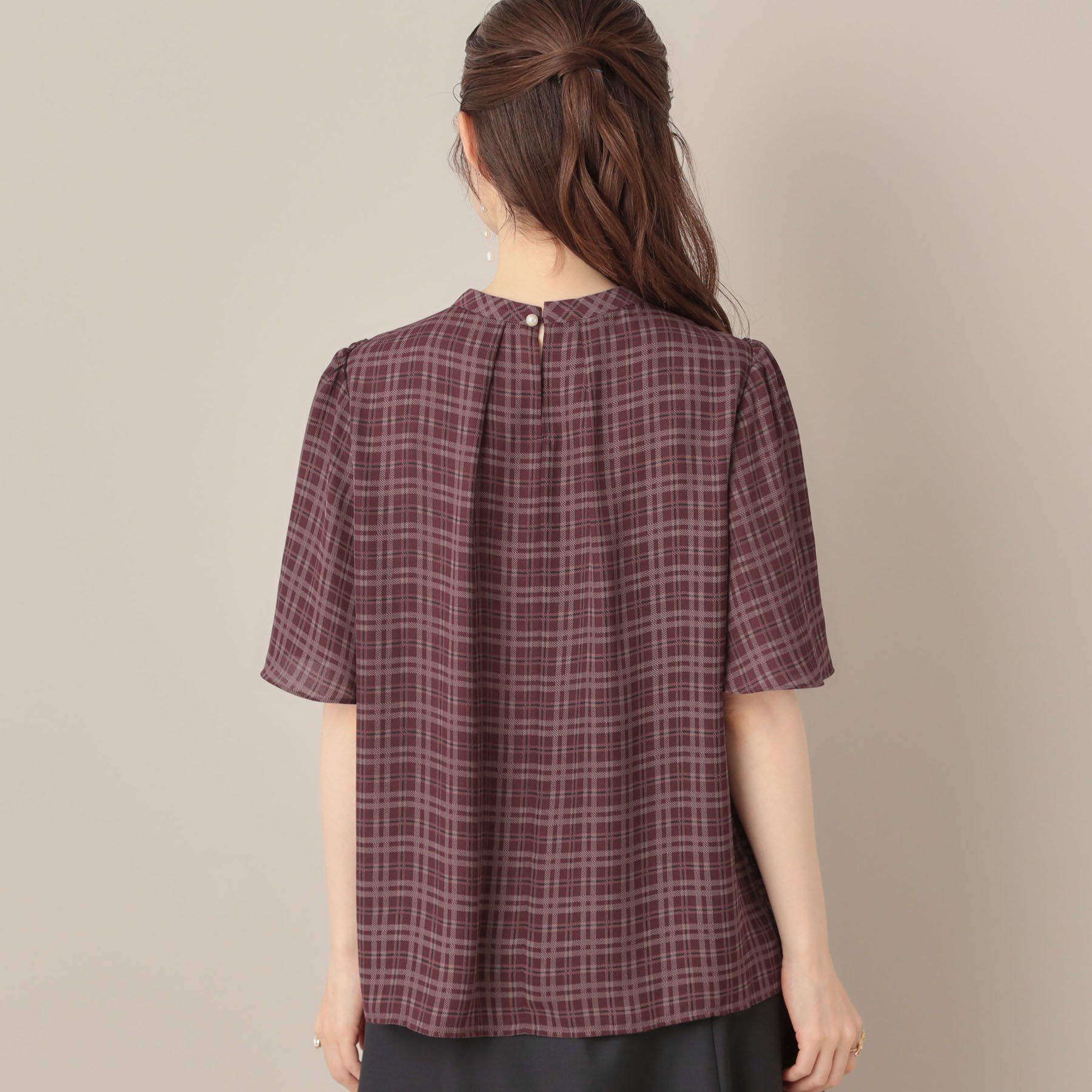 Couture broach「【着映え・5分袖・通勤】パール調タイチェックプリントブラウス」|シャツ・ブラウス|