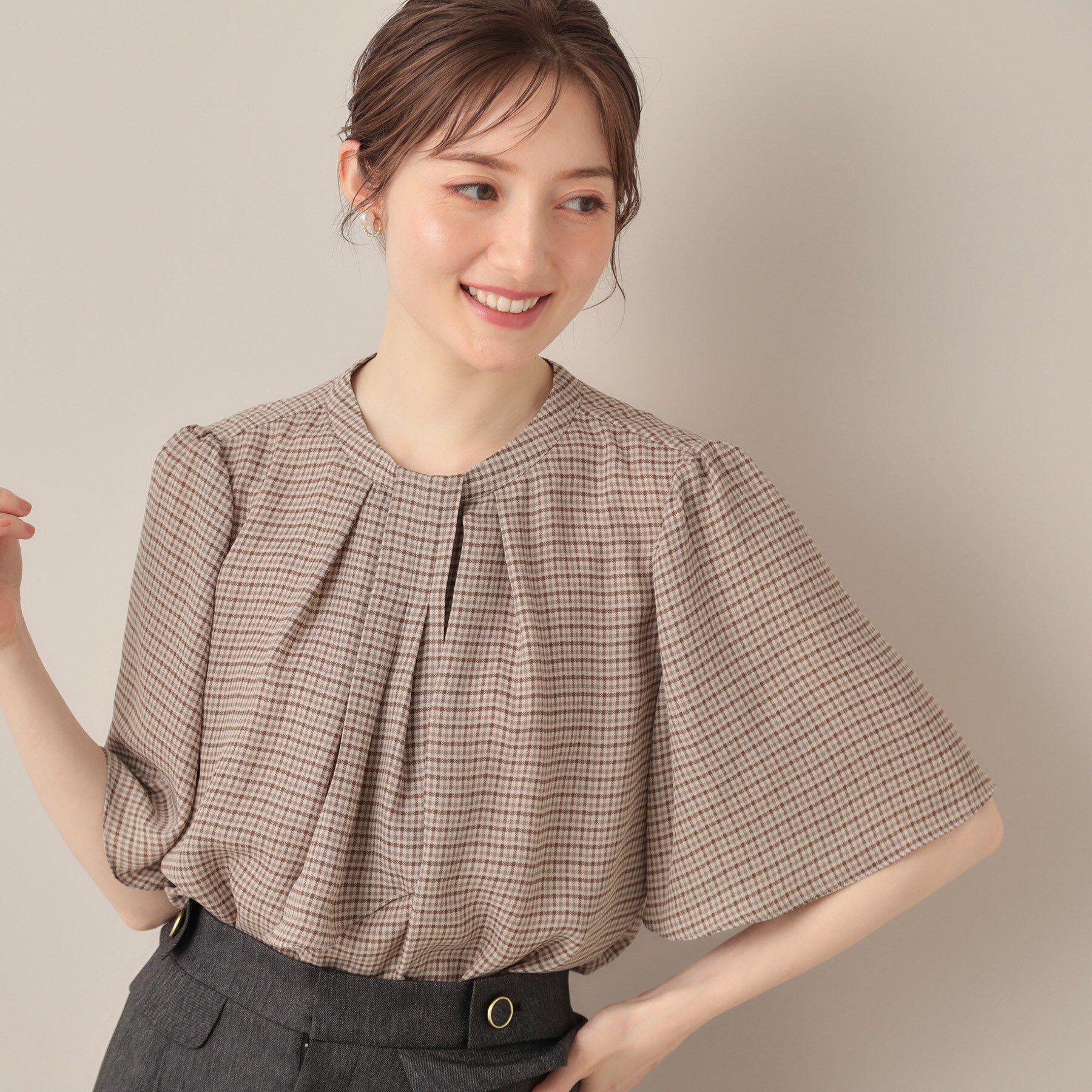 Couture broach「【着映え・5分袖・通勤】パール調タイチェックプリントブラウス」|シャツ・ブラウス|