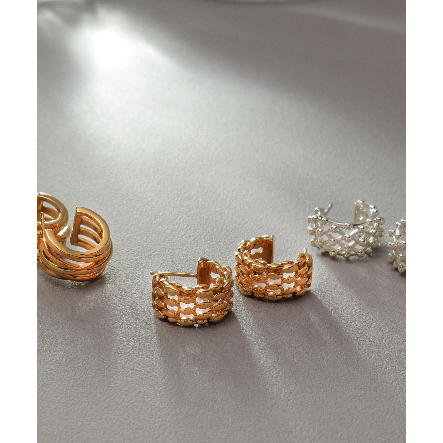 COCOSHNIK ONKITSCH「シルバー スモールフープ クロッシングライン ピアス GP」|ピアス|