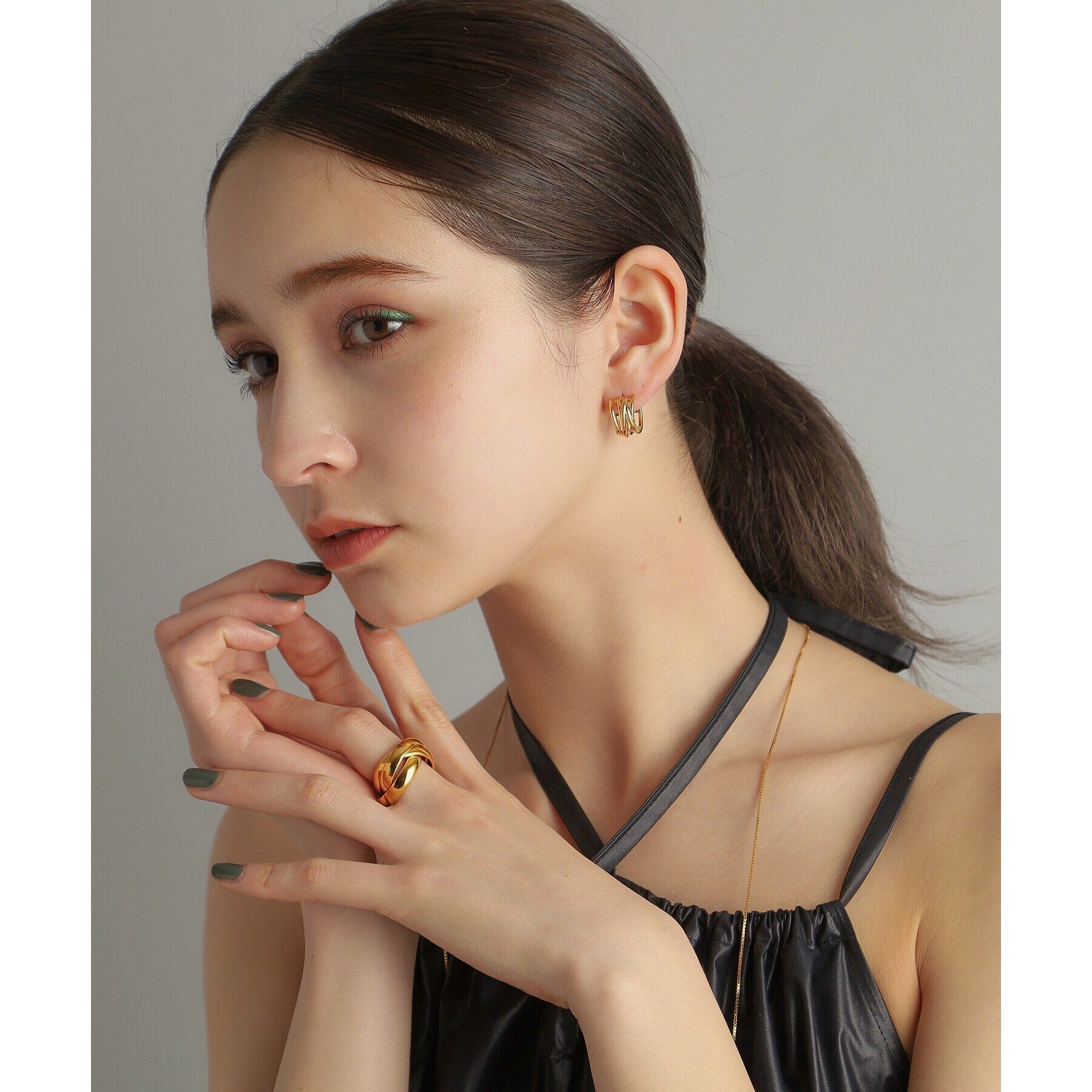 COCOSHNIK ONKITSCH「シルバー スモールフープ クロッシングライン ピアス GP」|ピアス|