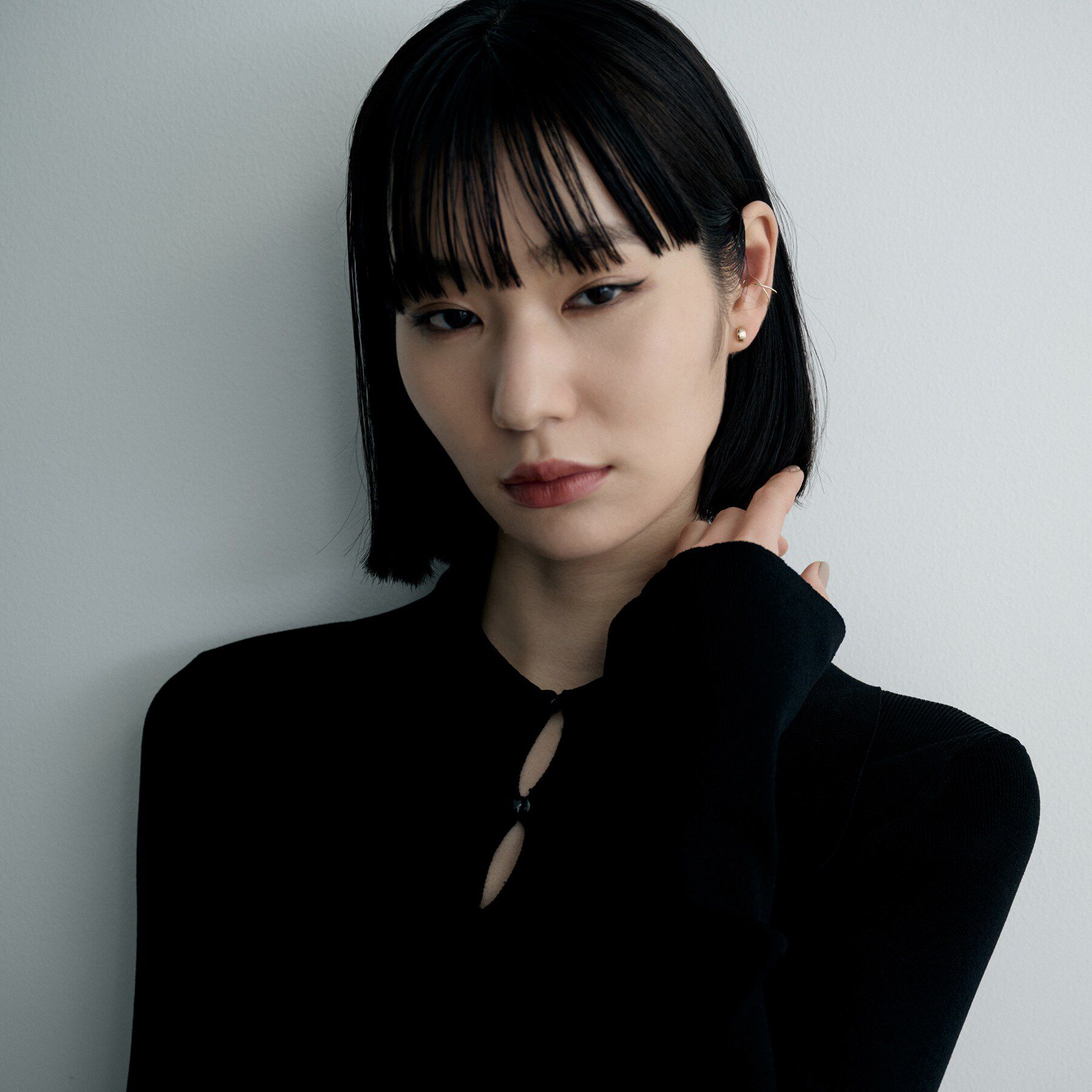 COCOSHNIK ONKITSCH「K10ワンストローククロスイヤーカフ」|イヤーカフ|