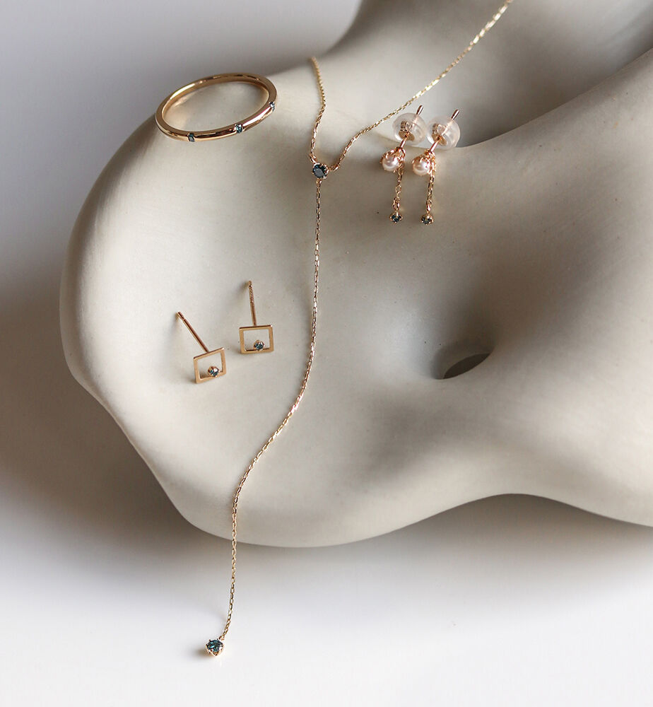  「ブルーダイヤモンド / パール チャーム ピアス | K10YG」|ピアス|