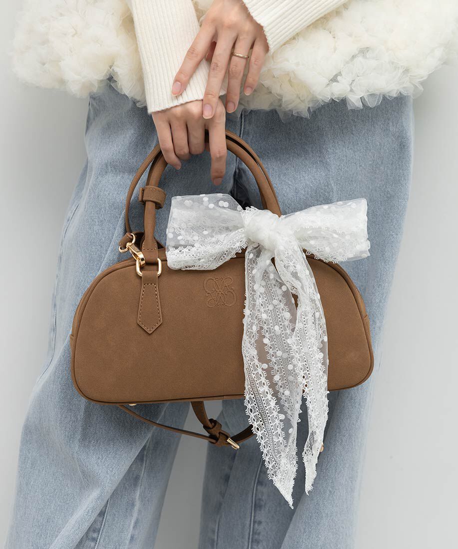  「2WAY スカーフ付きエンボスロゴボストンバッグ」|ハンドバッグ|ブラウン