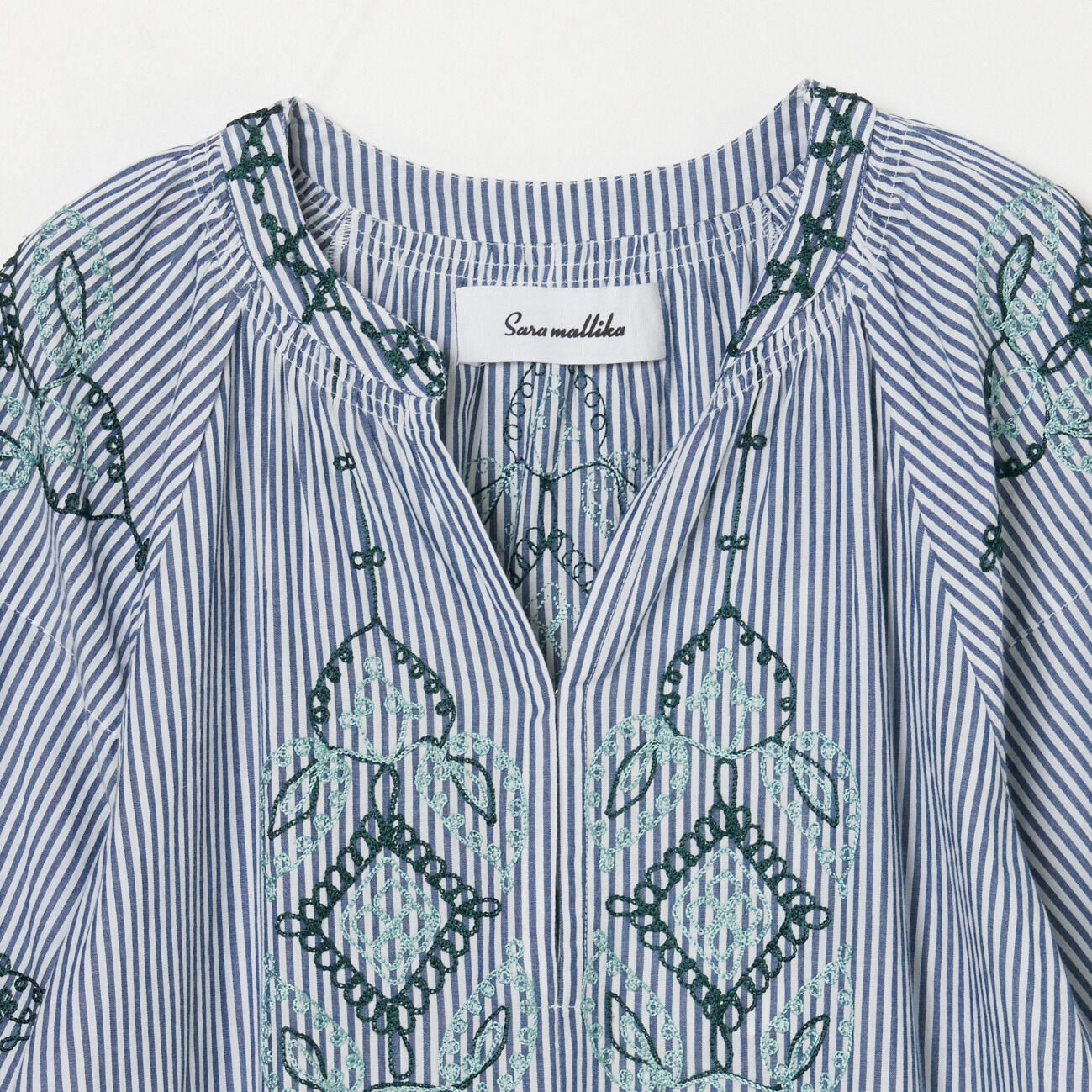  「SARA MALLIKA COTTON AARI EMBROIDERY DRESS」|ワンピース|