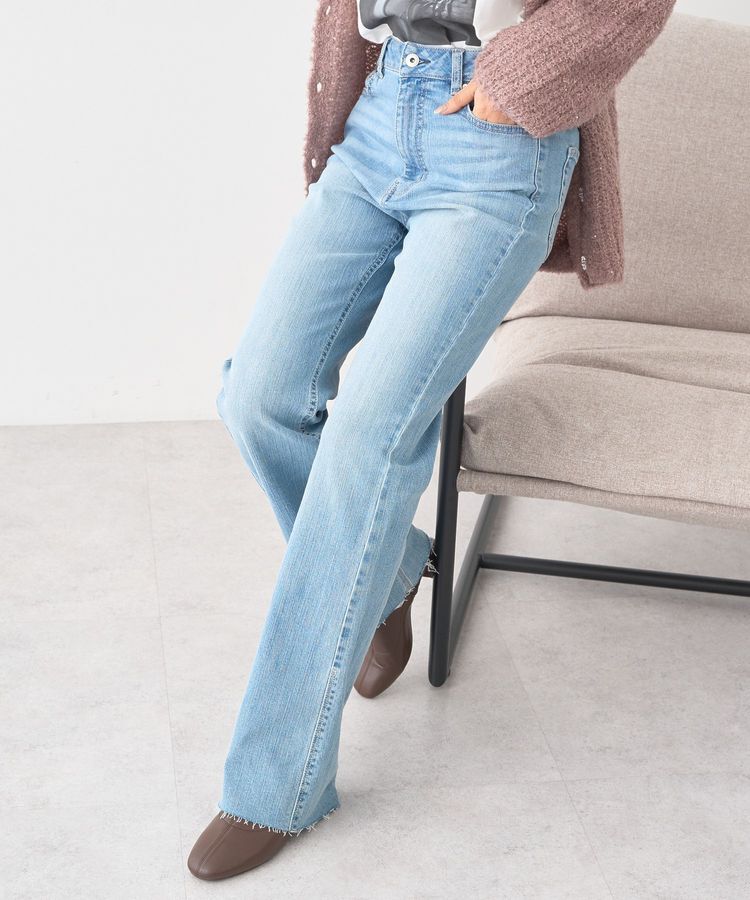 earth music&ecology「セルフカットストレッチフレアデニムパンツ」|デニム|Light indigo