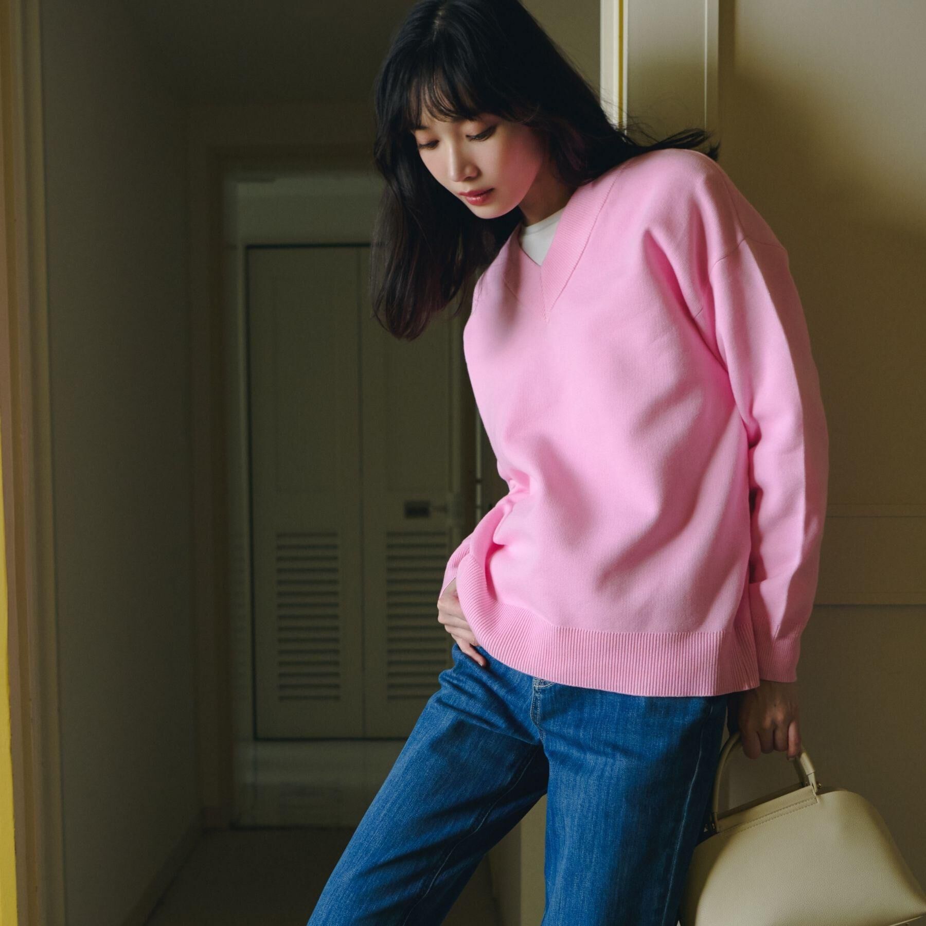 grove「ラフさときれいめを両立する、大人のスウェットライクVネックニット」|ニット・セーター|