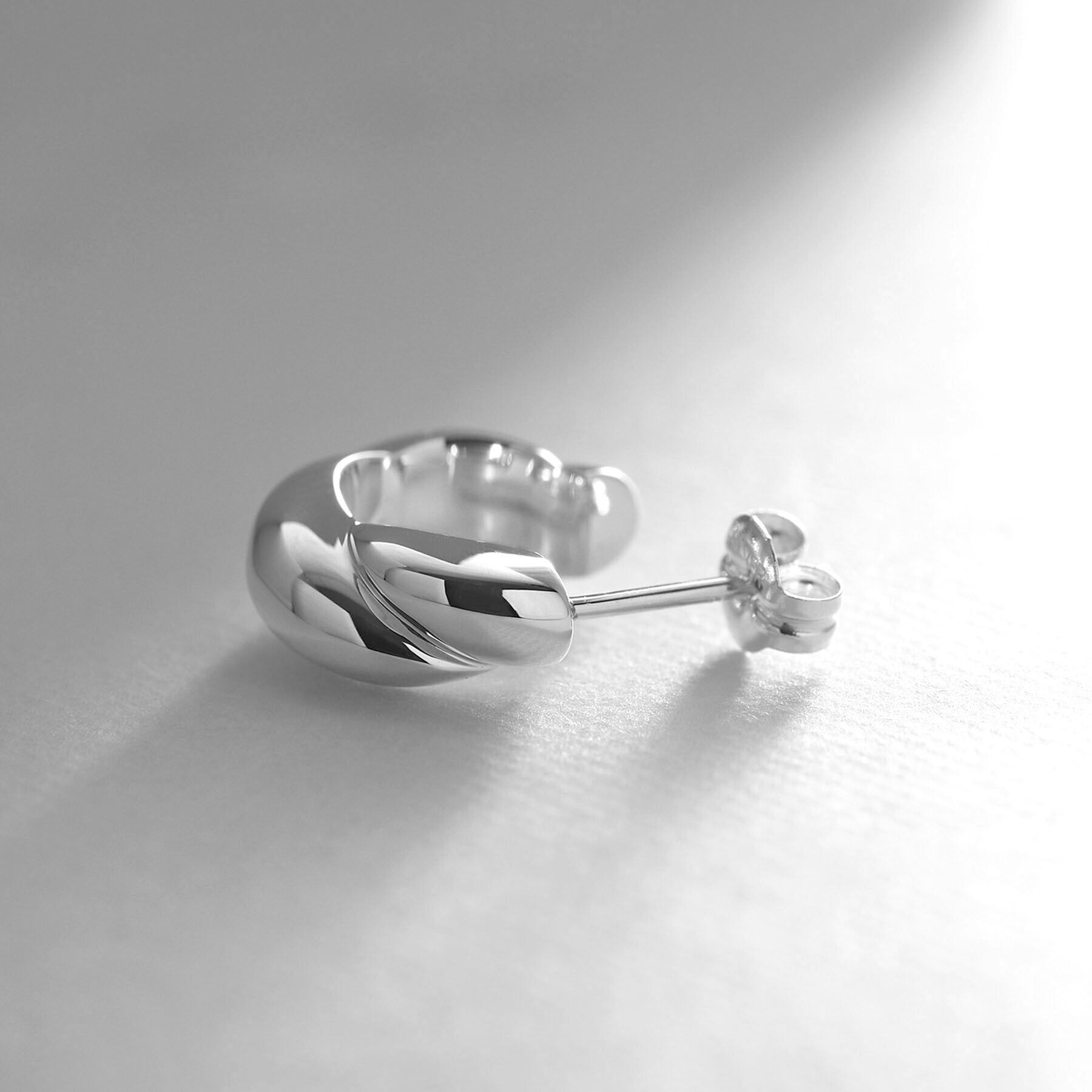 COCOSHNIK ONKITSCH「シルバー スモールフープ クロワッサンピアス」|ピアス|